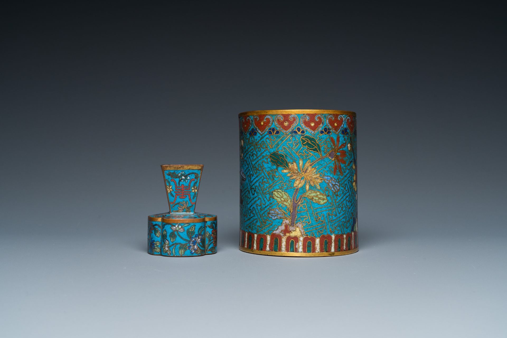 A Chinese cloisonnŽ brush pot, a small vase and a patinated copper dish, 19/20th C. - Image 5 of 9