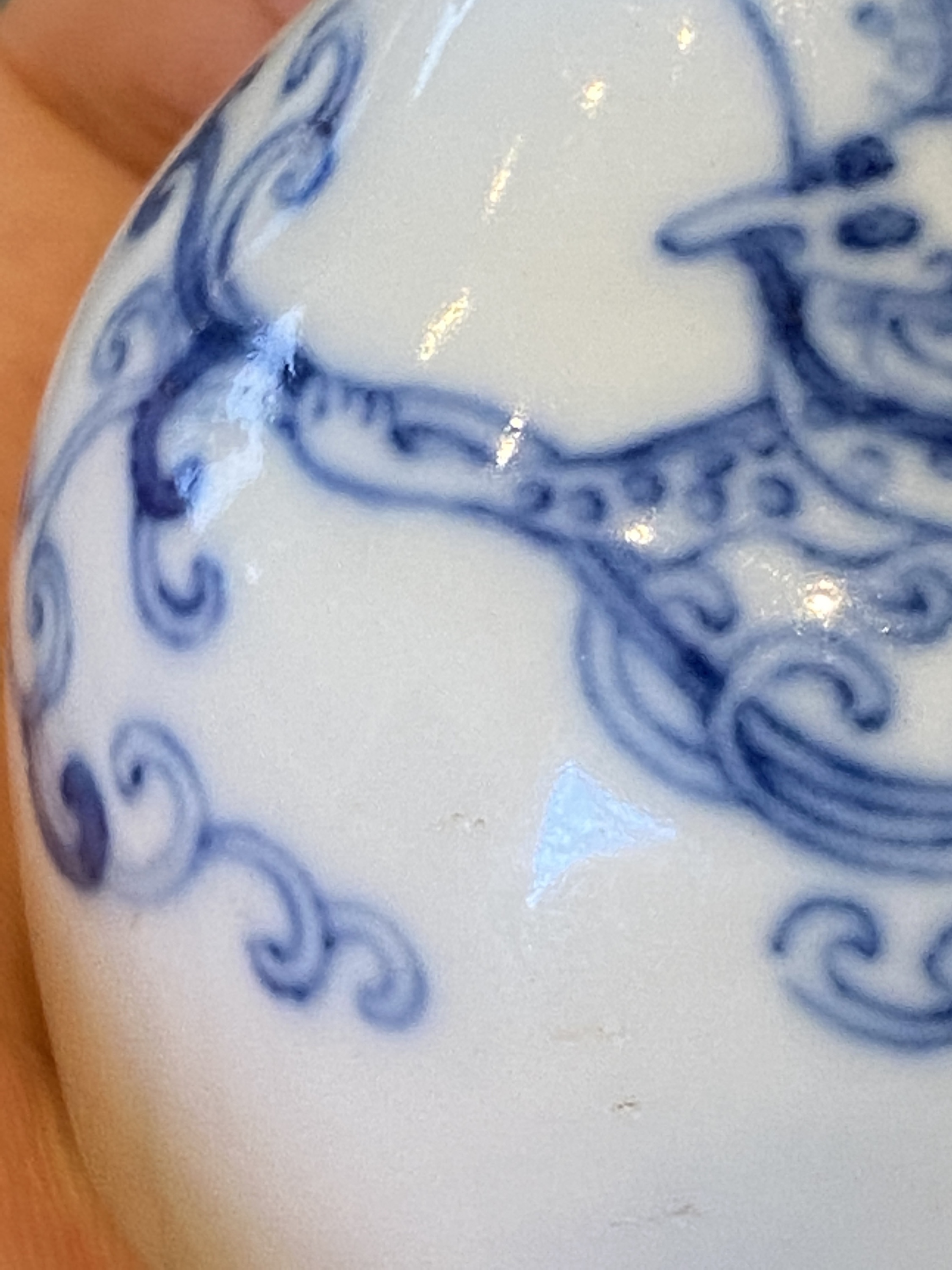 A small Chinese blue and white 'dragon' bottle vase, Yongzheng mark and possibly of the period - Image 26 of 29