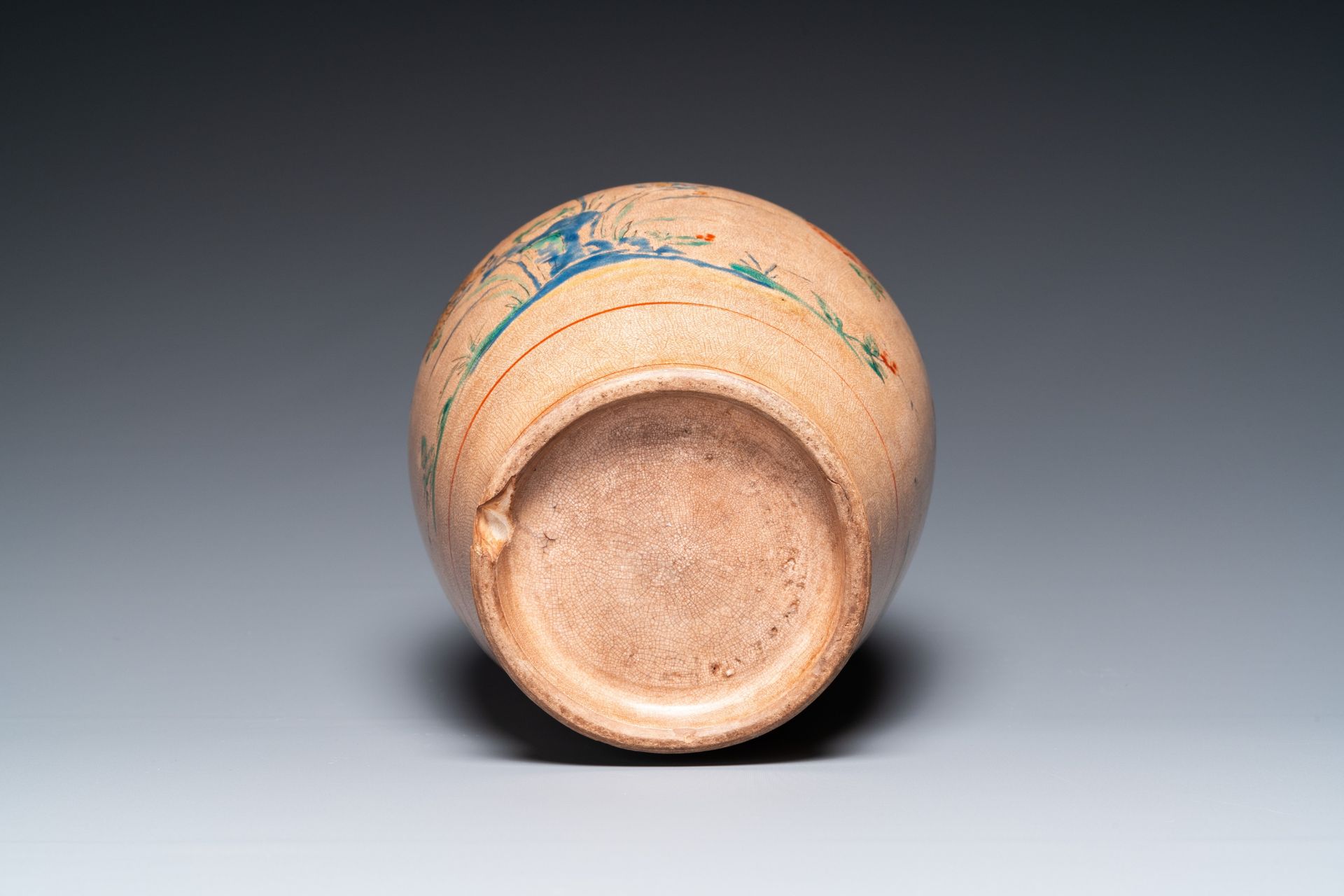 A Japanese Hizen Kakiemon-style vase with copper rim, Edo, 18th C. - Image 6 of 16