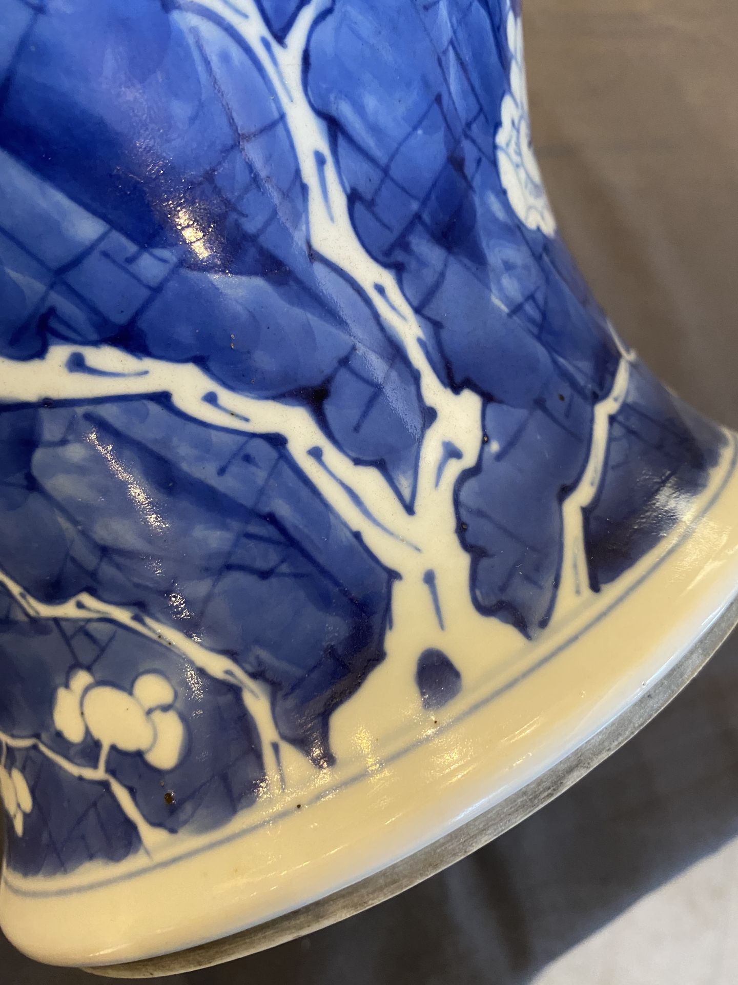 A Chinese blue and white 'prunus on cracked ice' vase and cover, Kangxi - Image 27 of 29