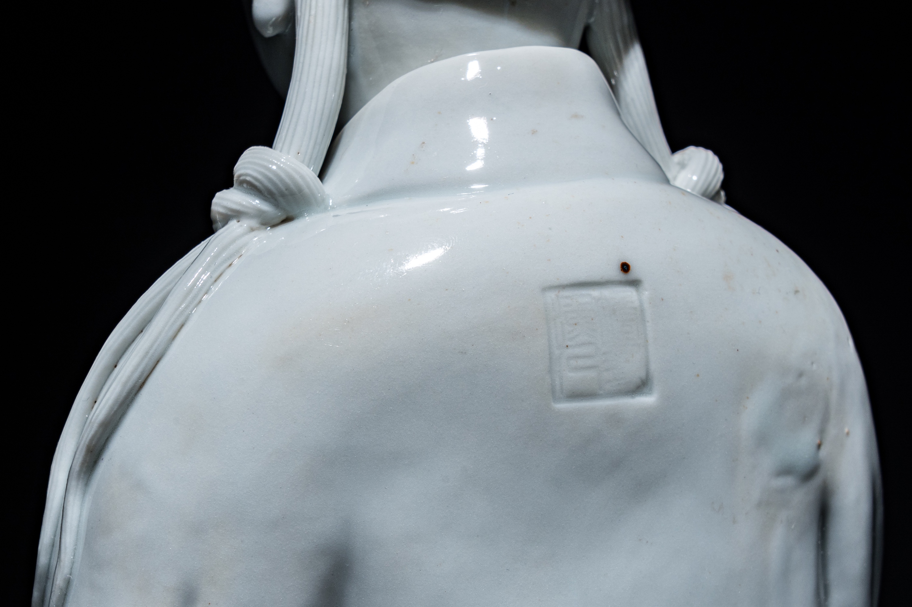 A Chinese Dehua blanc de Chine sculpture of Guanyin with a ruyi, Boji Yuren ____ mark, 19/20th C. - Image 8 of 23