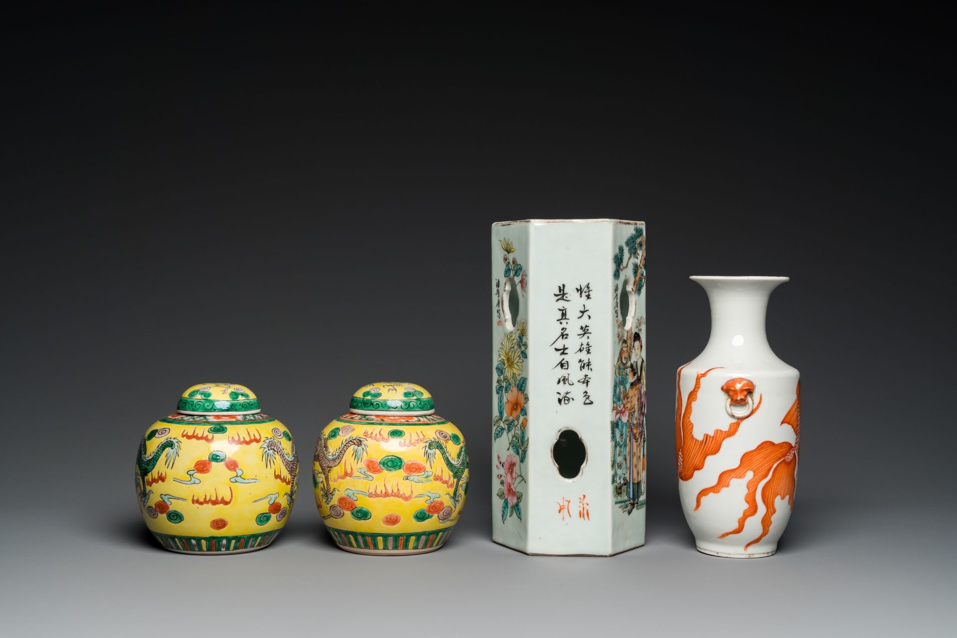 A pair of Chinese 'dragon' jars and covers, a 'goldfish' vase and a qianjiang cai hat stand, 19/20th - Bild 5 aus 7
