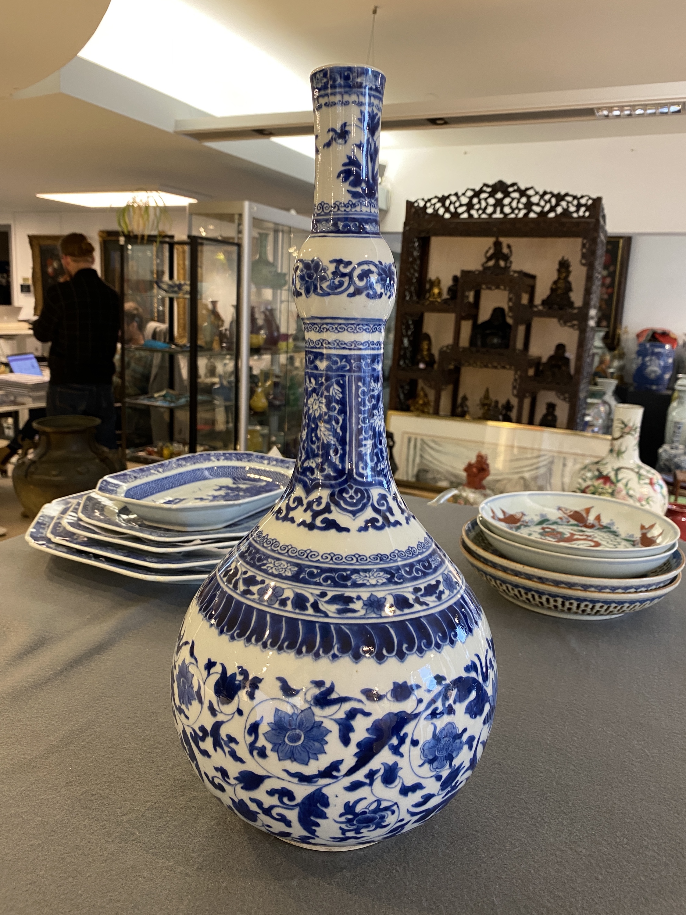 A Chinese blue and white bottle vase with floral design, Kangxi - Image 8 of 23