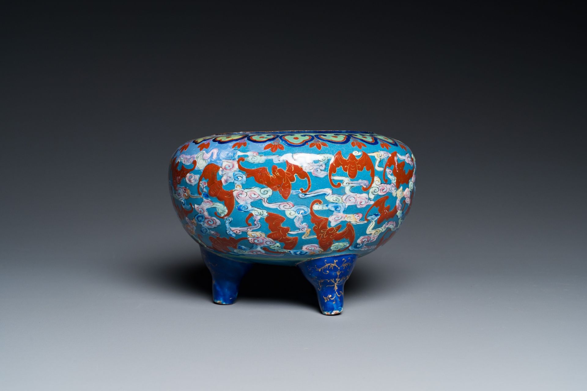 A Chinese blue-ground Canton enamel dish and a censer, Yongzheng/Qianlong - Image 5 of 9