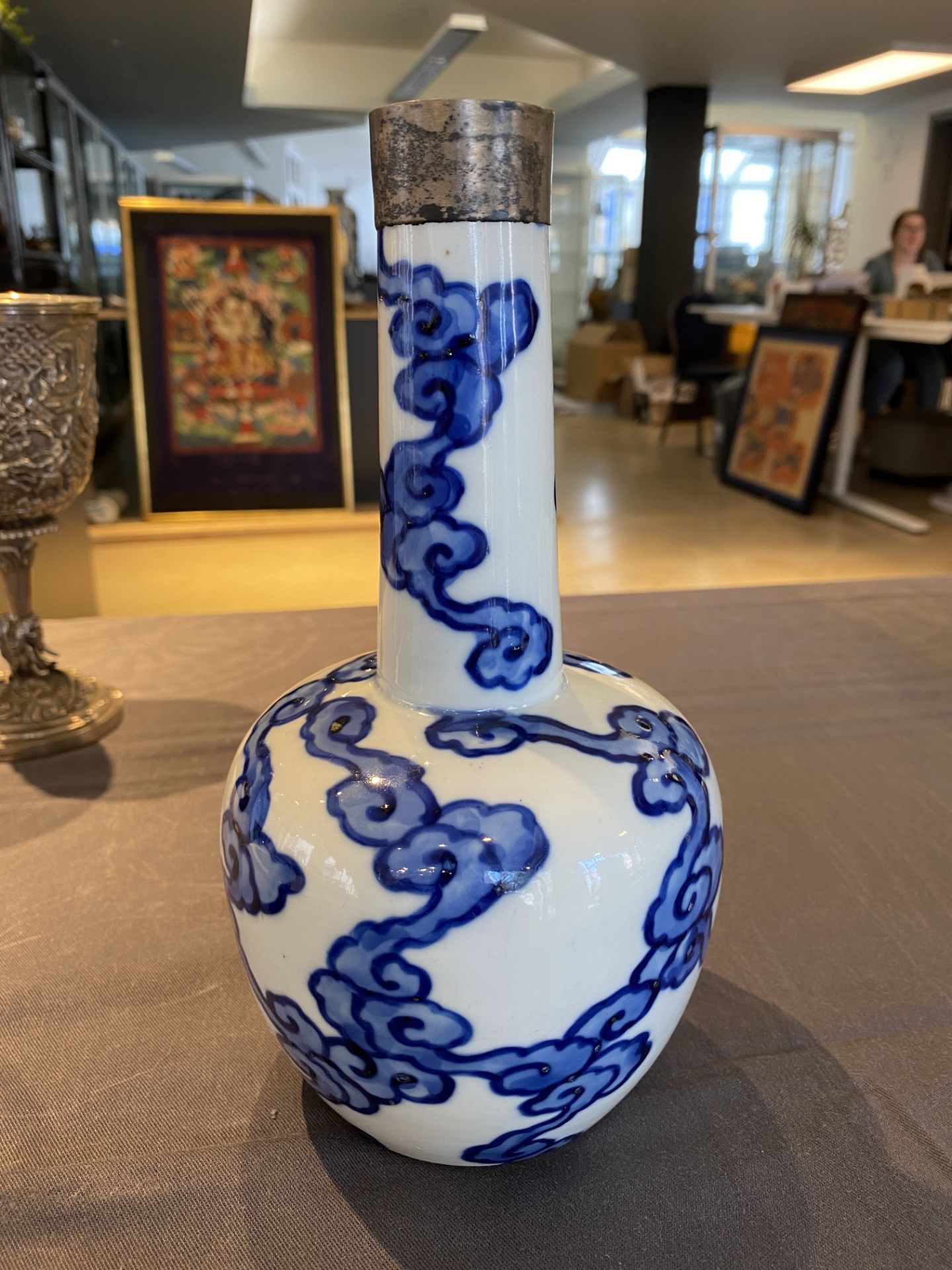A Chinese blue and white 'Bleu de Hue' vase for the Vietnamese market, Tho mark, 18/19th C. - Image 9 of 18