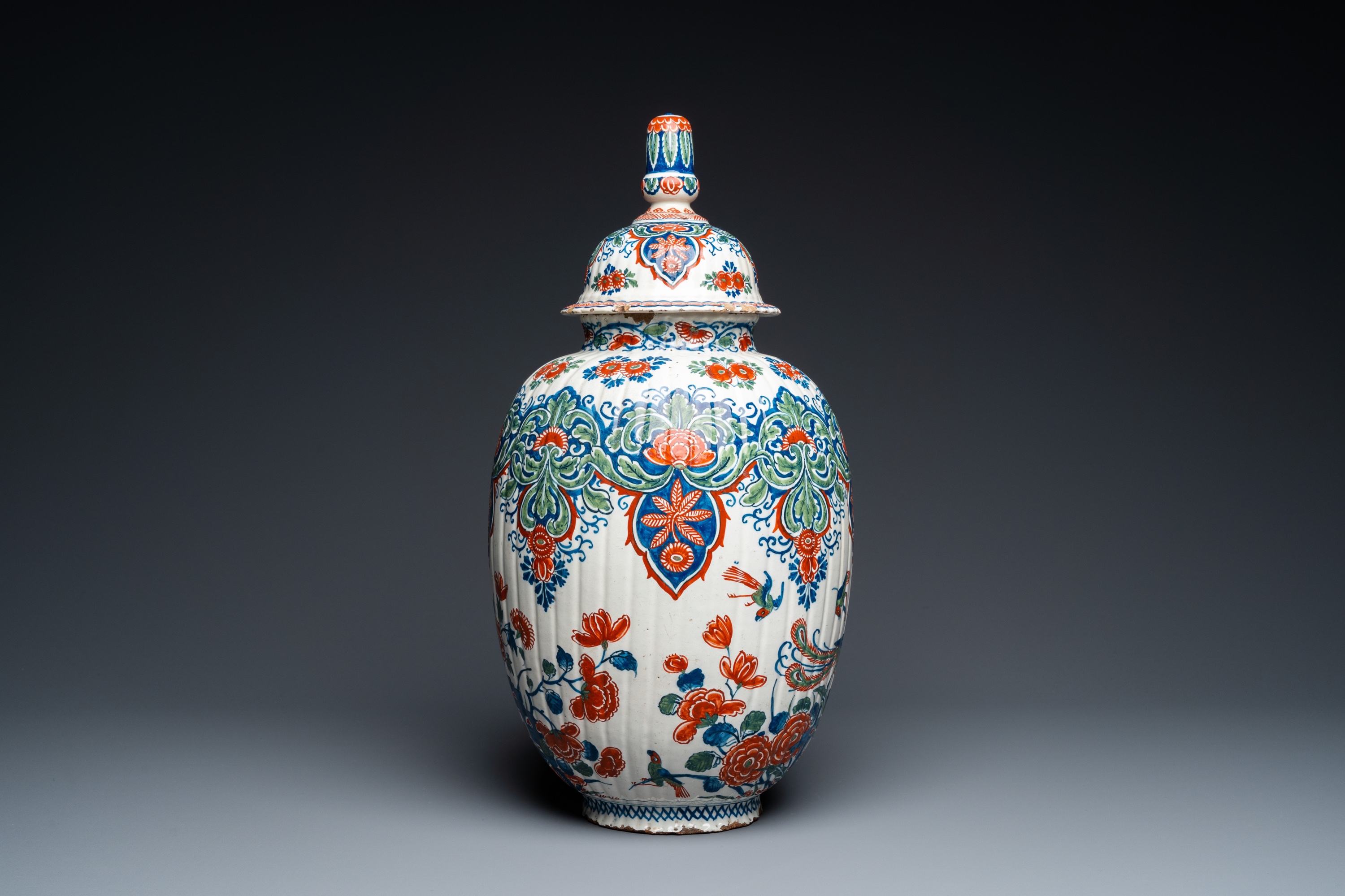 A ribbed Dutch Delft cashmere palette vase and cover, 1st quarter 18th C. - Image 4 of 6