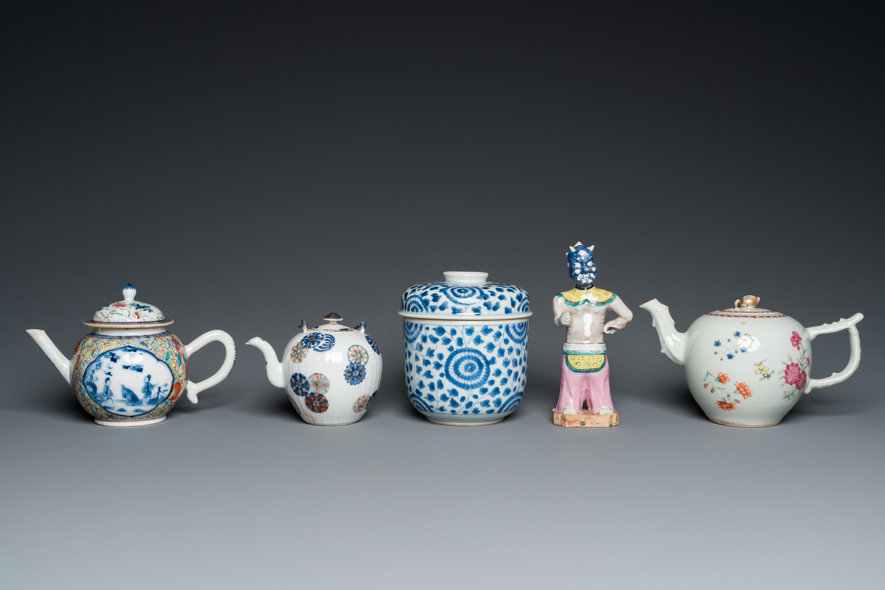 Six Chinese blue and white and famille rose porcelain wares, Kangxi and later - Image 4 of 11