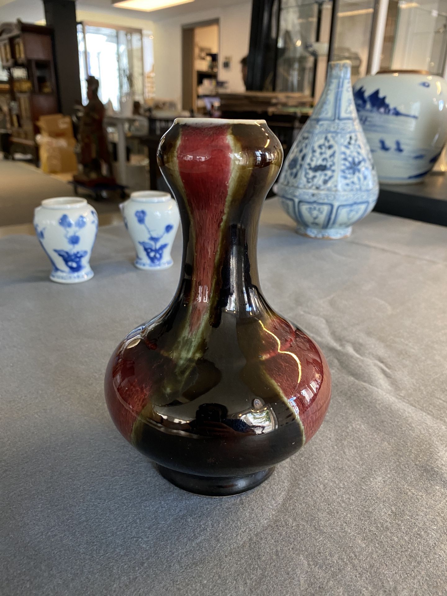 A Chinese flambŽ-glazed garlic head vase, 19th C. - Bild 9 aus 18