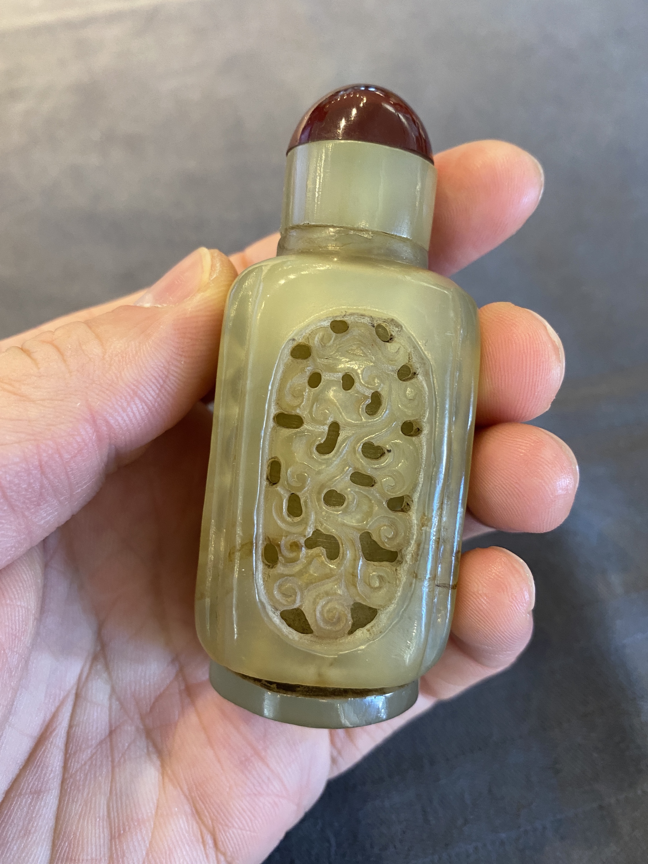 A Chinese reticulated and movable celadon jade snuff bottle, Qing - Image 10 of 11