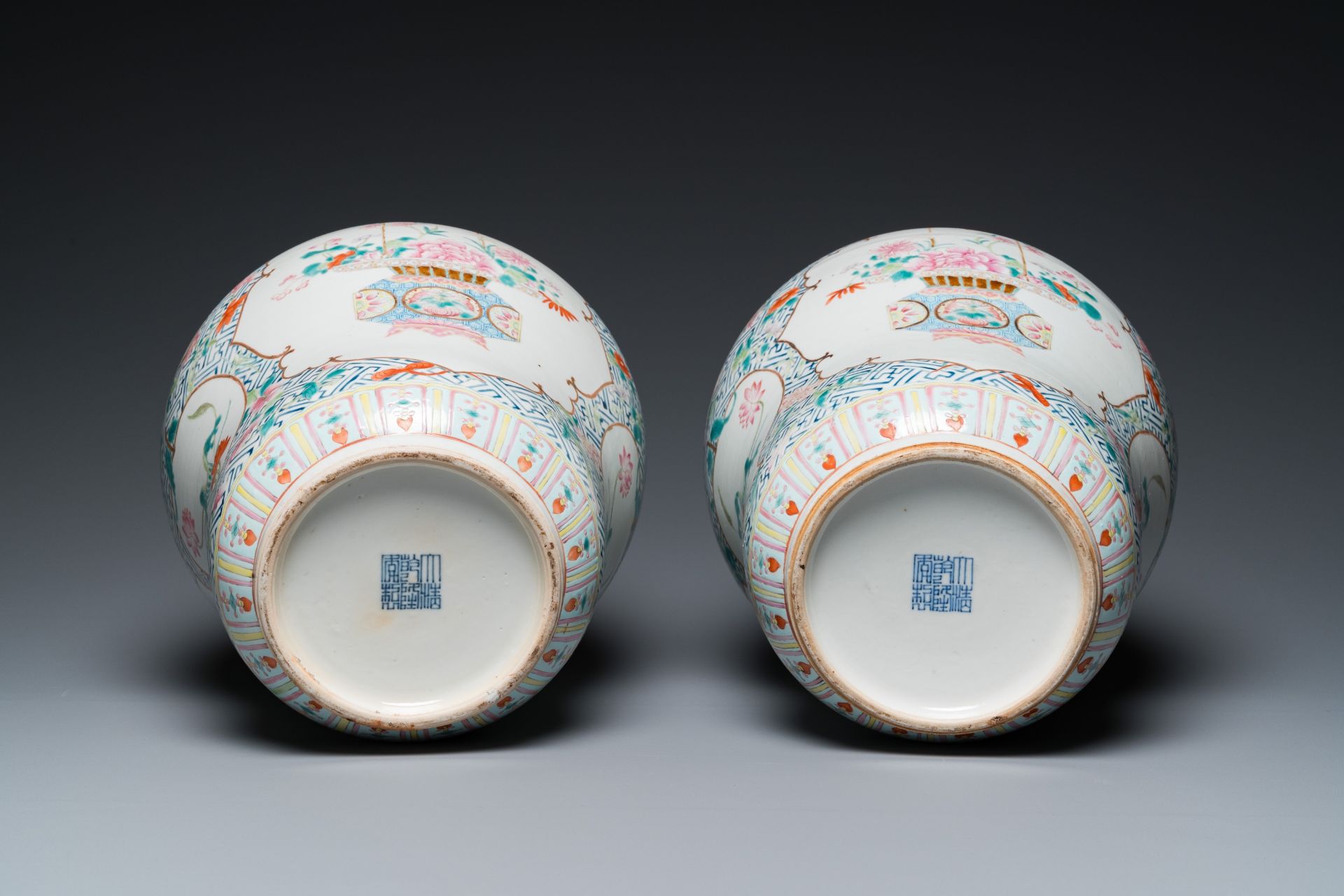 A pair of fine Chinese famille rose vases and covers, Qianlong mark, 19th C. - Bild 6 aus 45