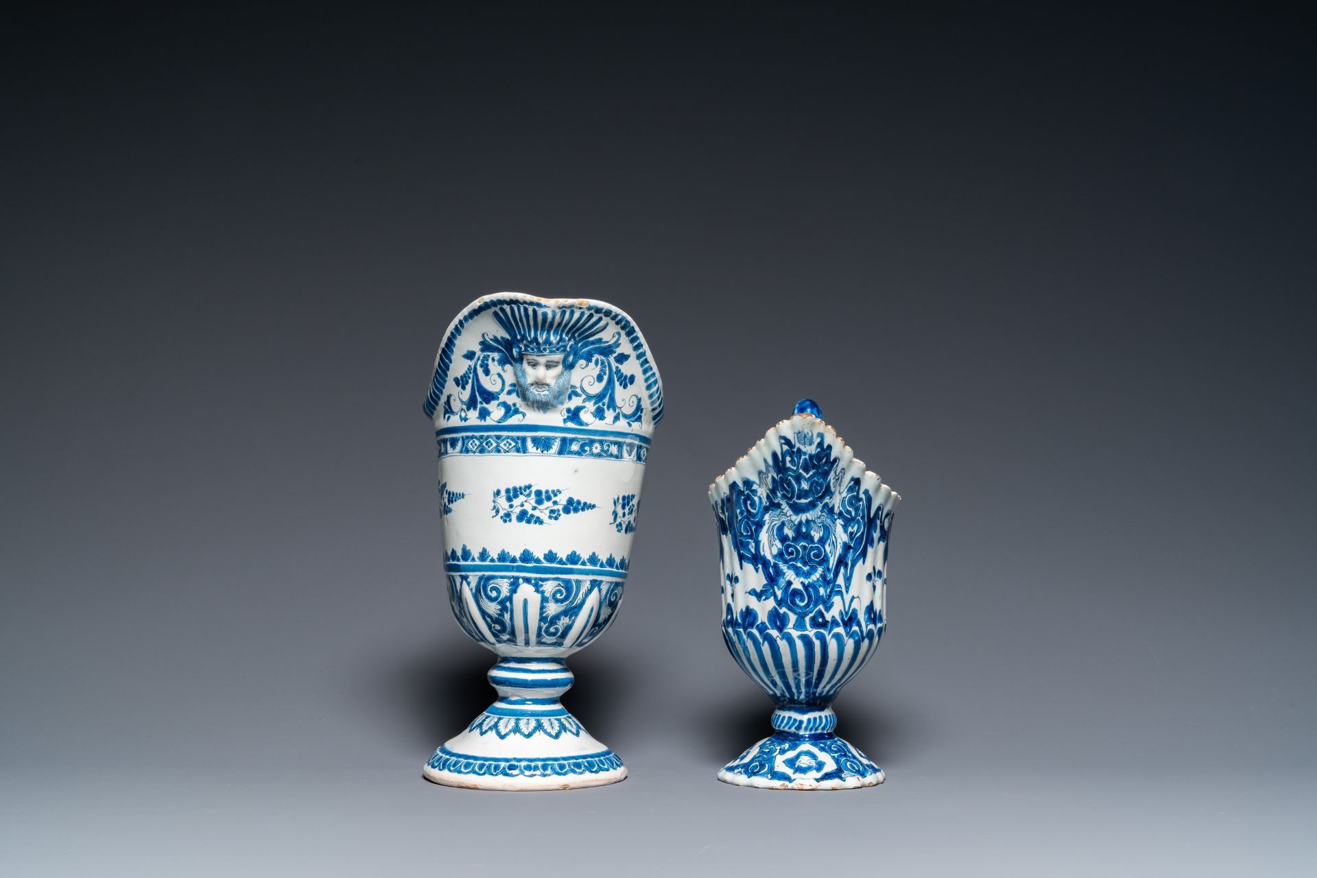 Two blue and white French faience helmet-shaped jugs, Rouen and Nevers, 18th C. - Bild 3 aus 7