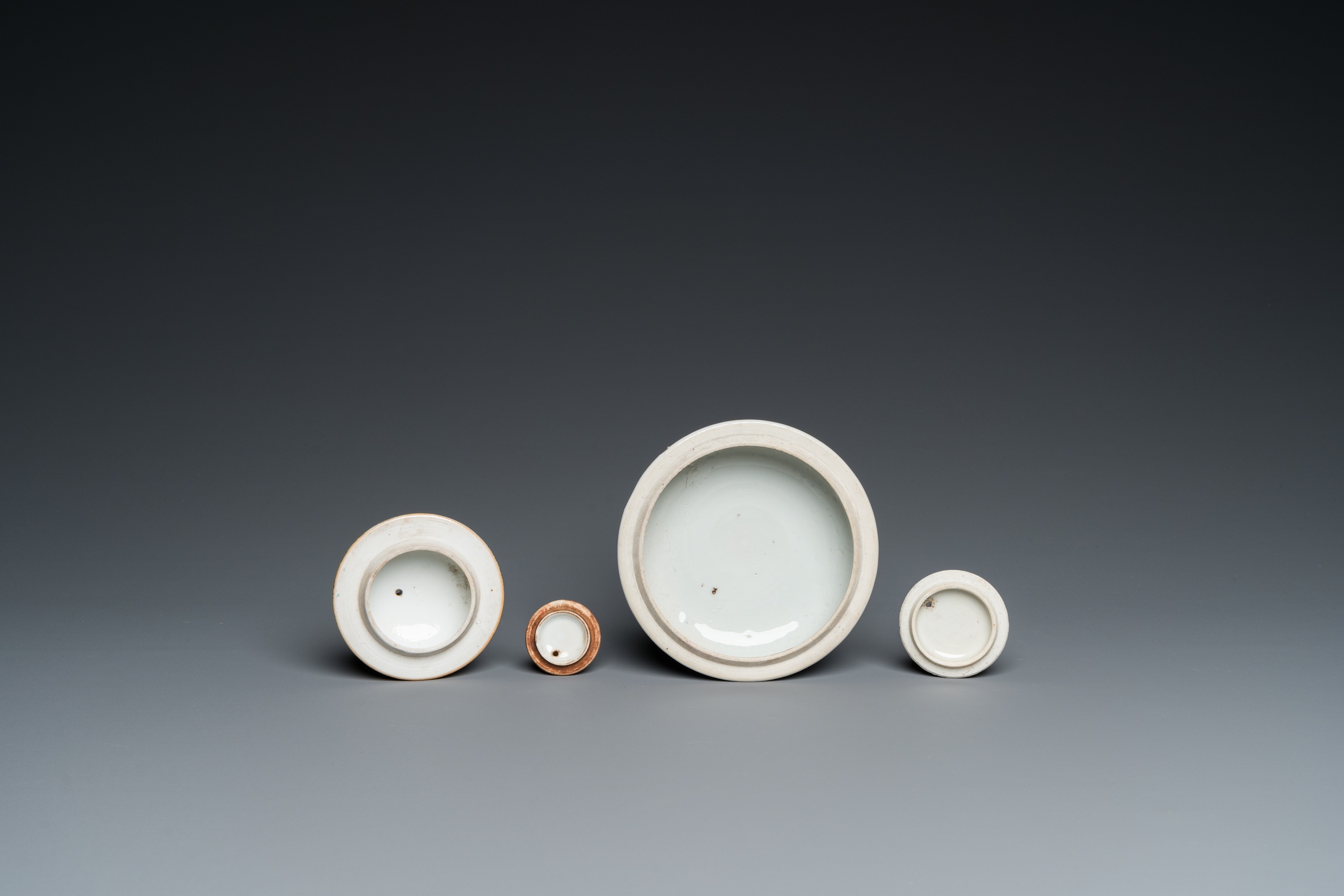 Six Chinese blue and white and famille rose porcelain wares, Kangxi and later - Image 11 of 11