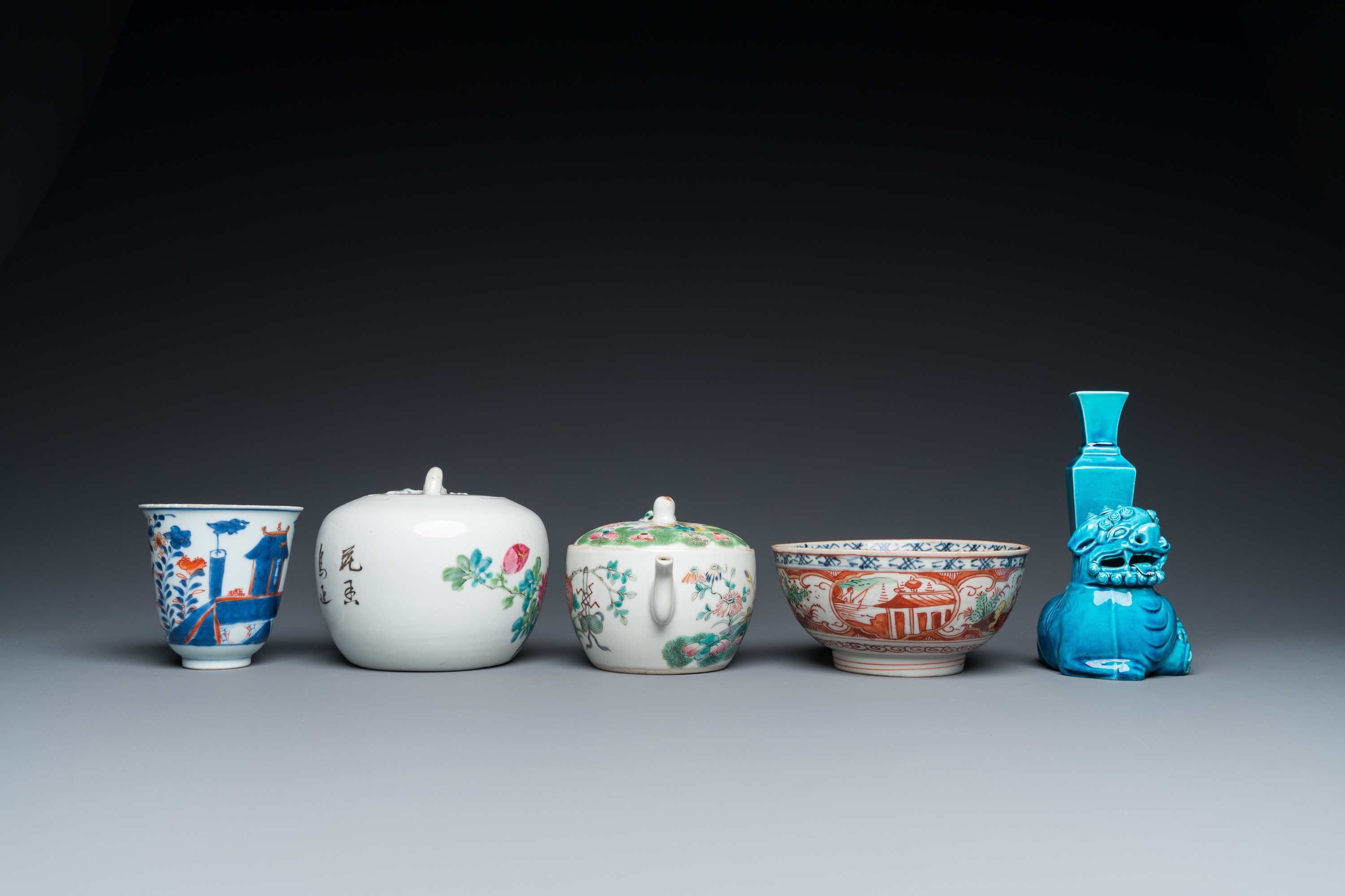 A varied collection of Chinese famille rose and monochrome wares, 18/20th C. - Image 12 of 15