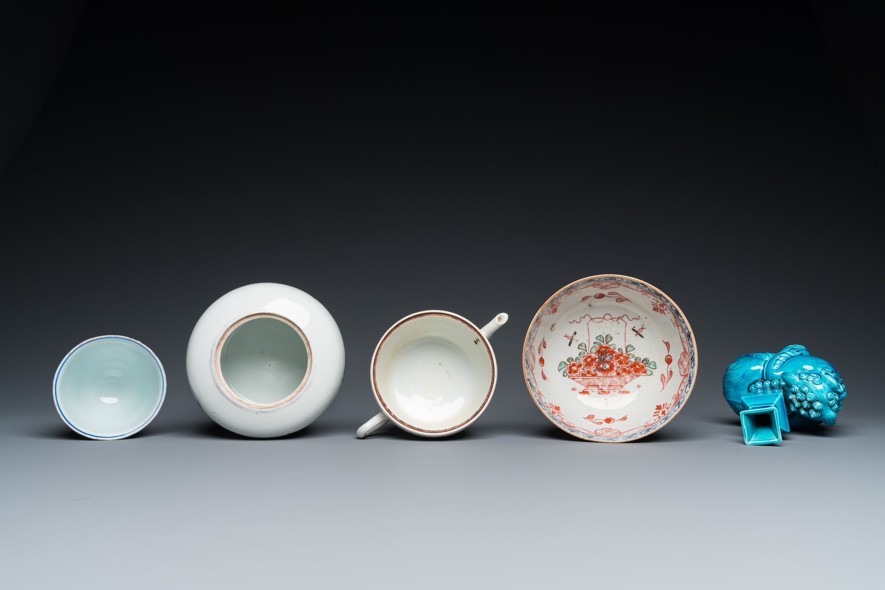 A varied collection of Chinese famille rose and monochrome wares, 18/20th C. - Image 14 of 15