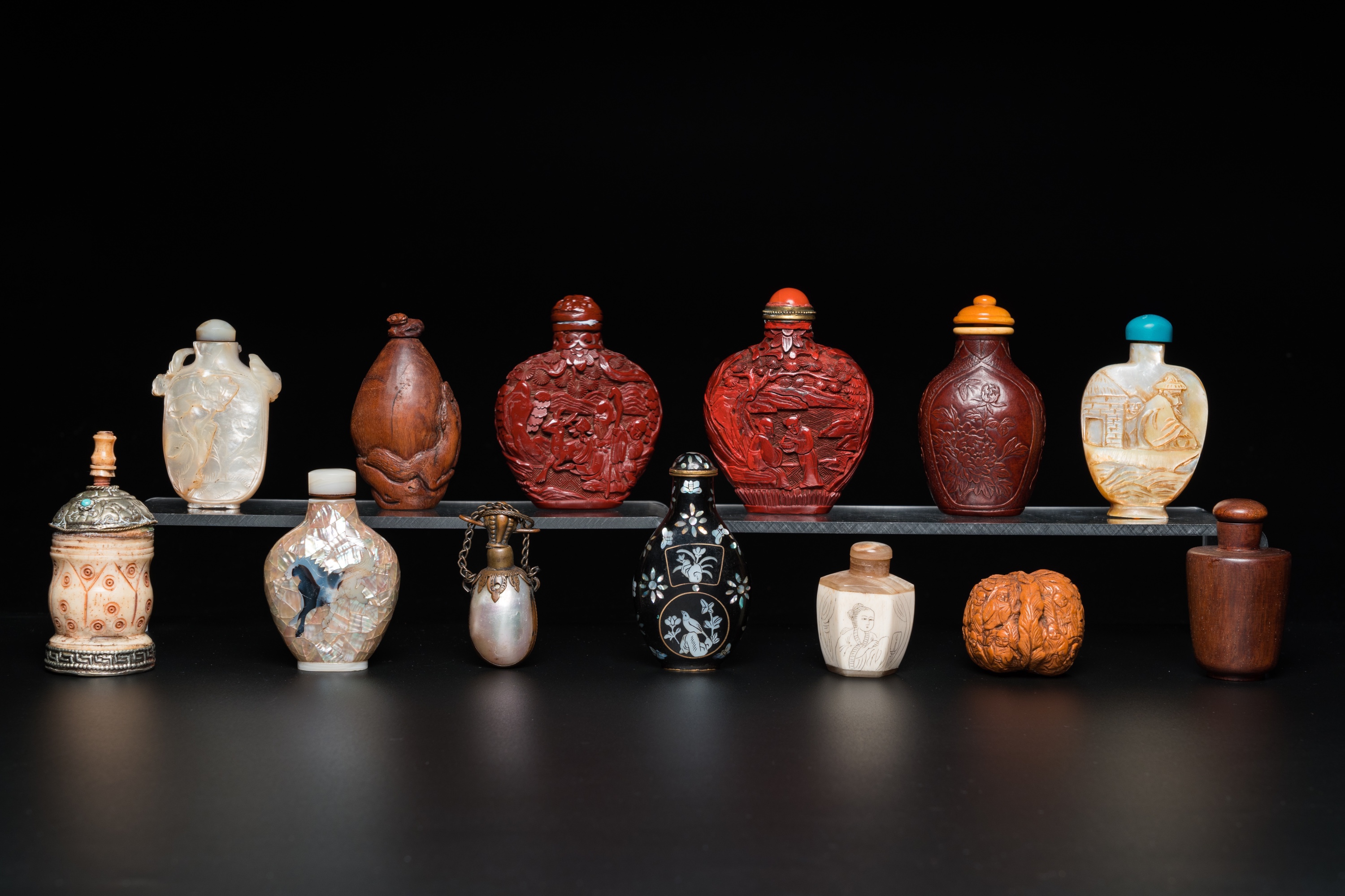 Thirteen Chinese wood, lacquer, mother-of-pearl and bone snuff bottles, 19/20th C. - Image 3 of 7