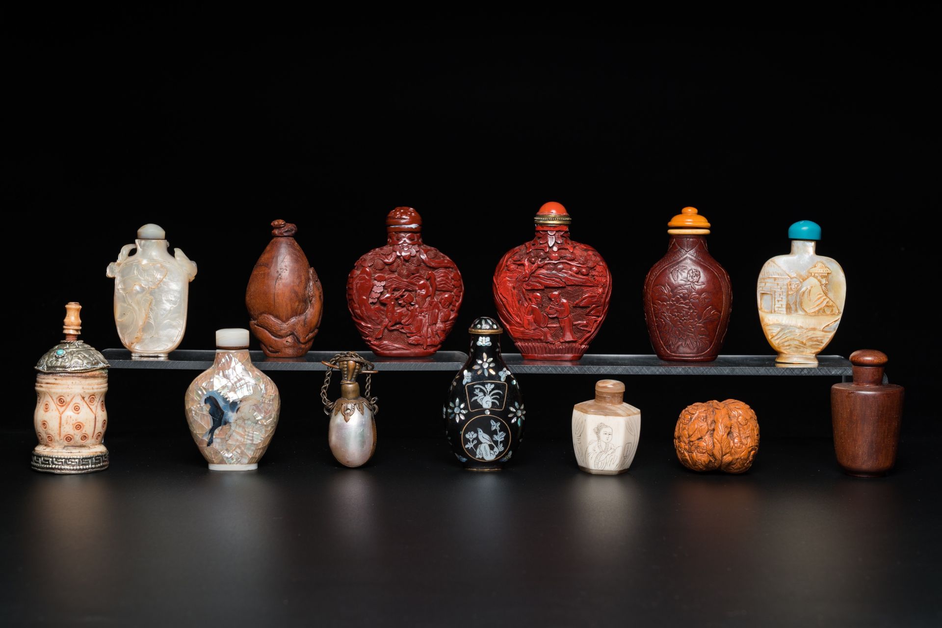 Thirteen Chinese wood, lacquer, mother-of-pearl and bone snuff bottles, 19/20th C. - Image 3 of 7