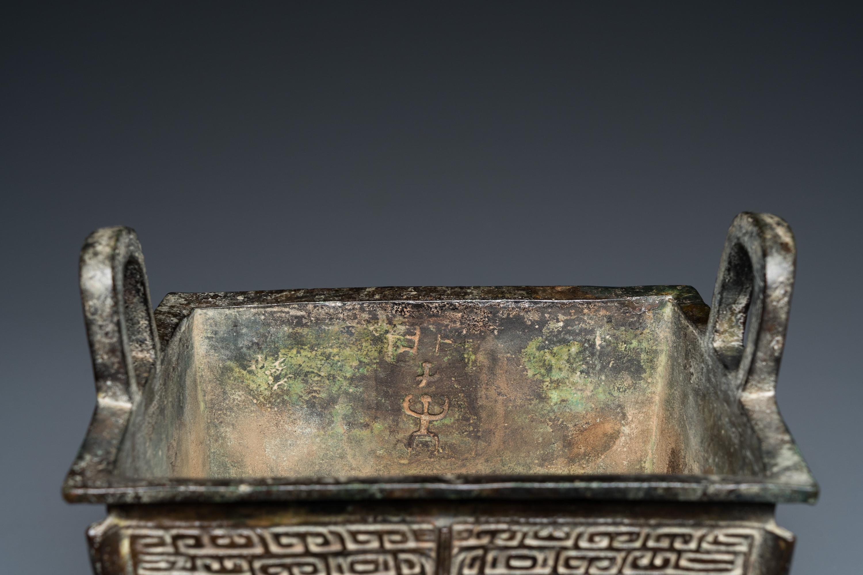 A rare Chinese archaistic bronze 'Fang Ding' ritual food vessel with inscription, Song or earlier - Image 7 of 19