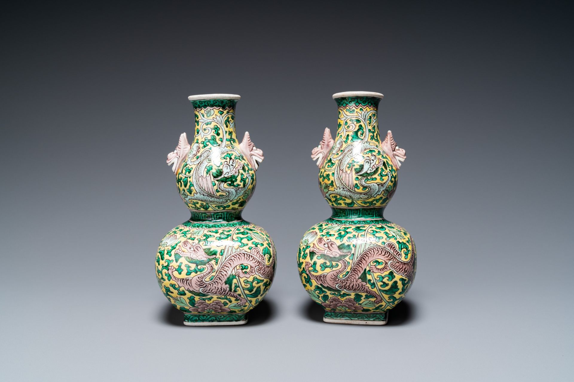 A pair of Chinese famille verte double gourd vases and a blue and white vase and cover, 19/20th C. - Image 10 of 39