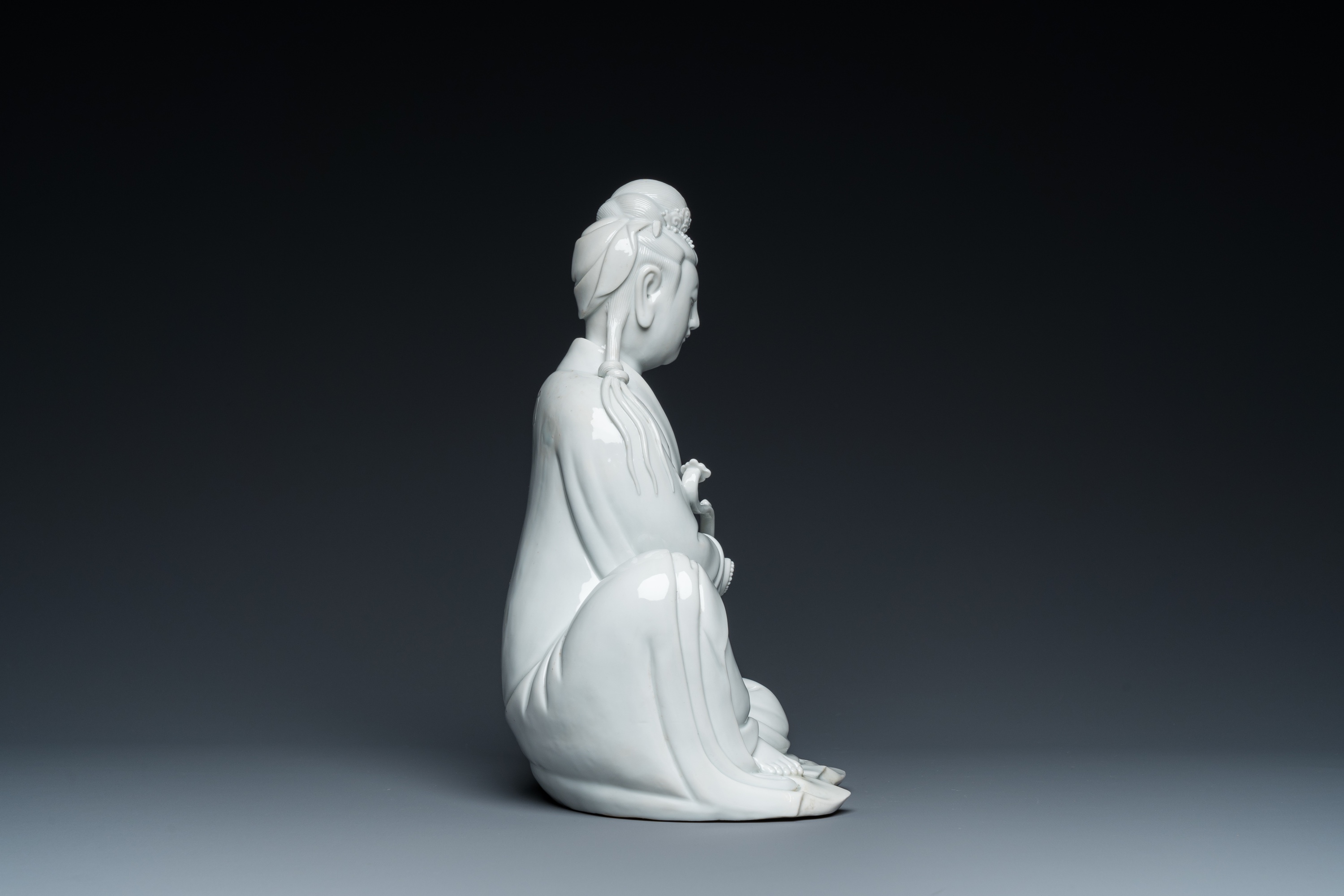 A Chinese Dehua blanc de Chine sculpture of Guanyin with a ruyi, Boji Yuren ____ mark, 19/20th C. - Image 5 of 23