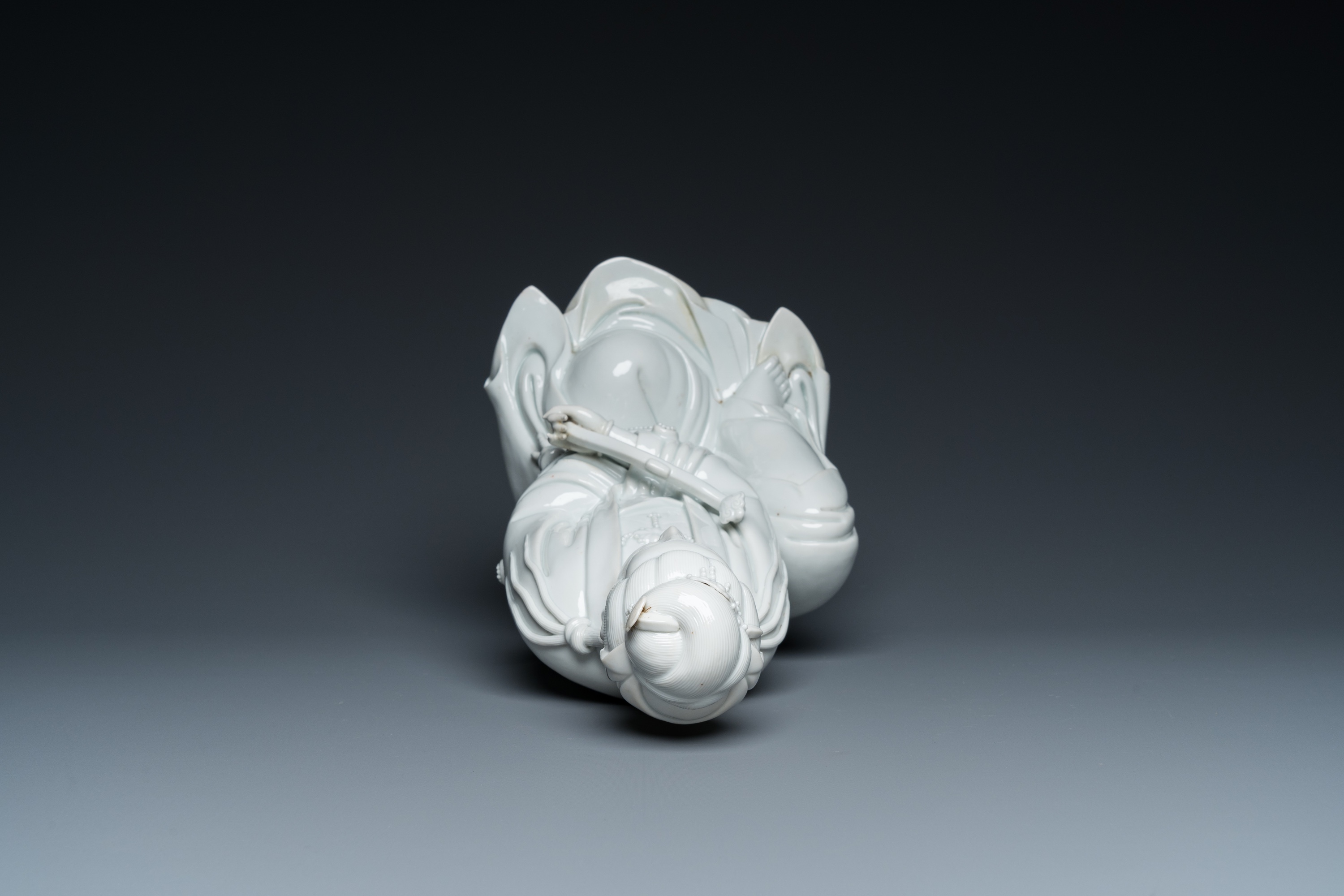 A Chinese Dehua blanc de Chine sculpture of Guanyin with a ruyi, Boji Yuren ____ mark, 19/20th C. - Image 6 of 23