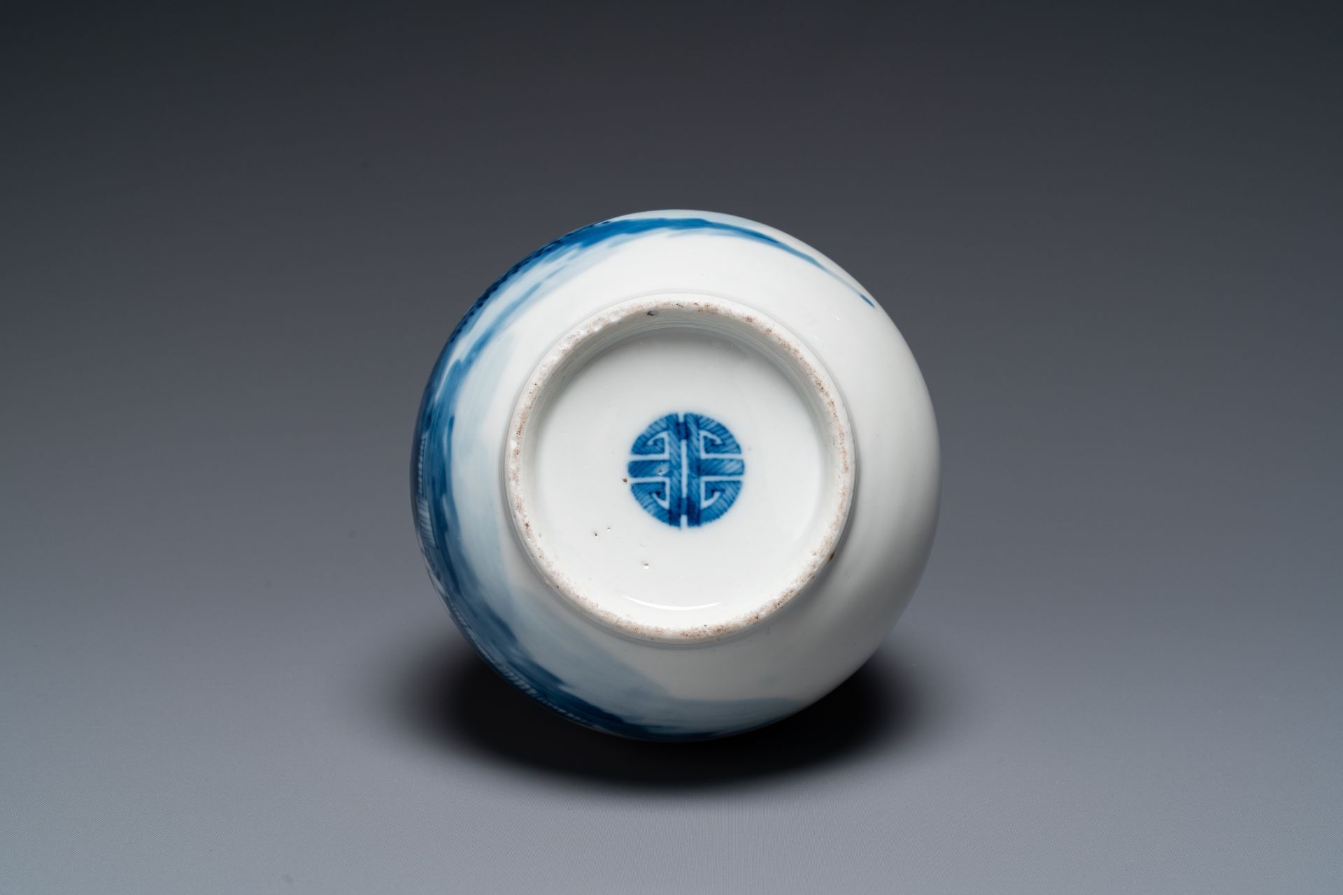 A Chinese blue and white 'Bleu de Hue' bottle vase for the Vietnamese market, Tho mark, 19th C. - Image 5 of 15