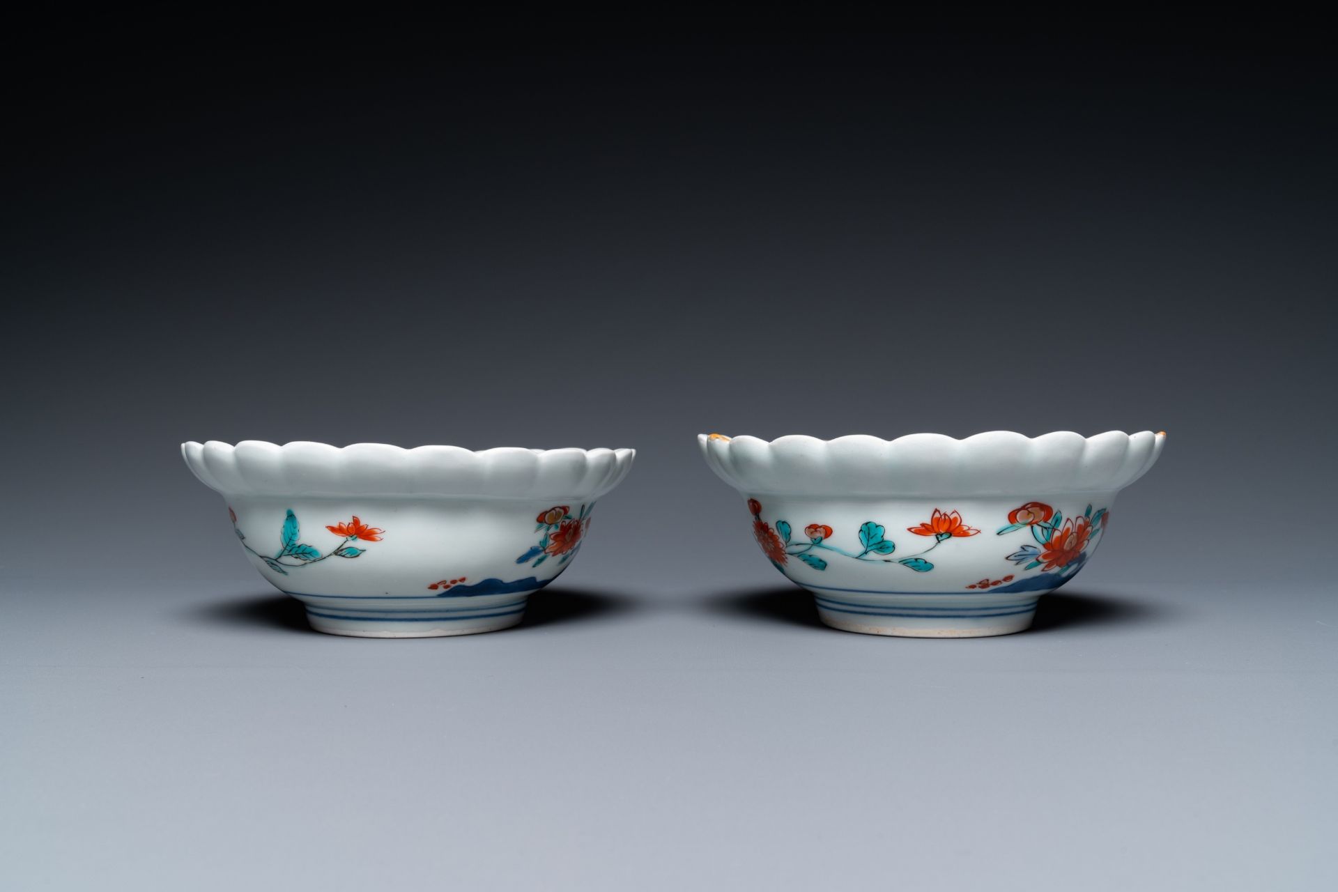 A pair of Japanese Kakiemon bowls with floral design, Edo, 17/18th C. - Image 5 of 21