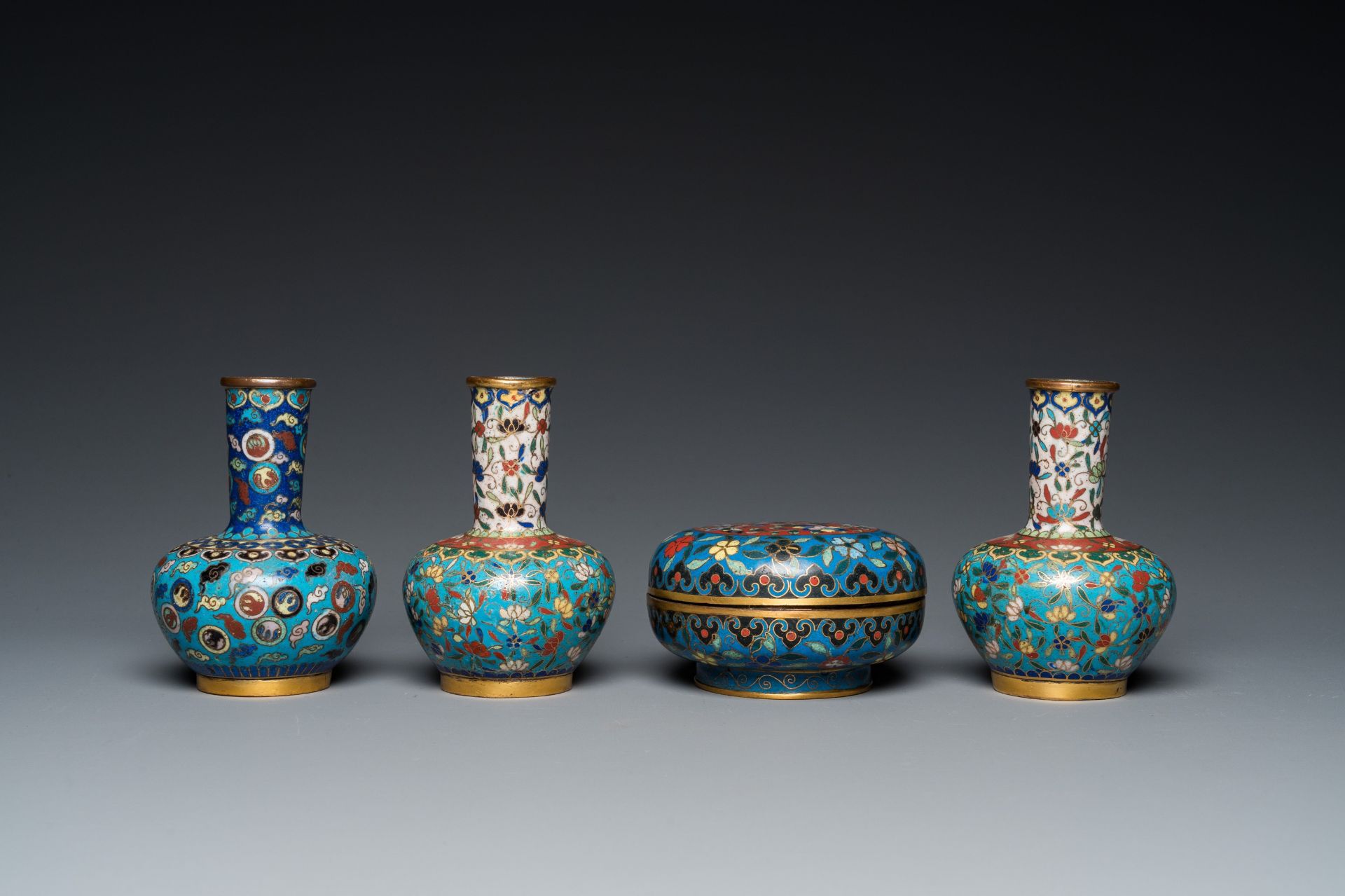 Three Chinese cloisonnŽ vases and a covered box, 19/20th C. - Image 4 of 7