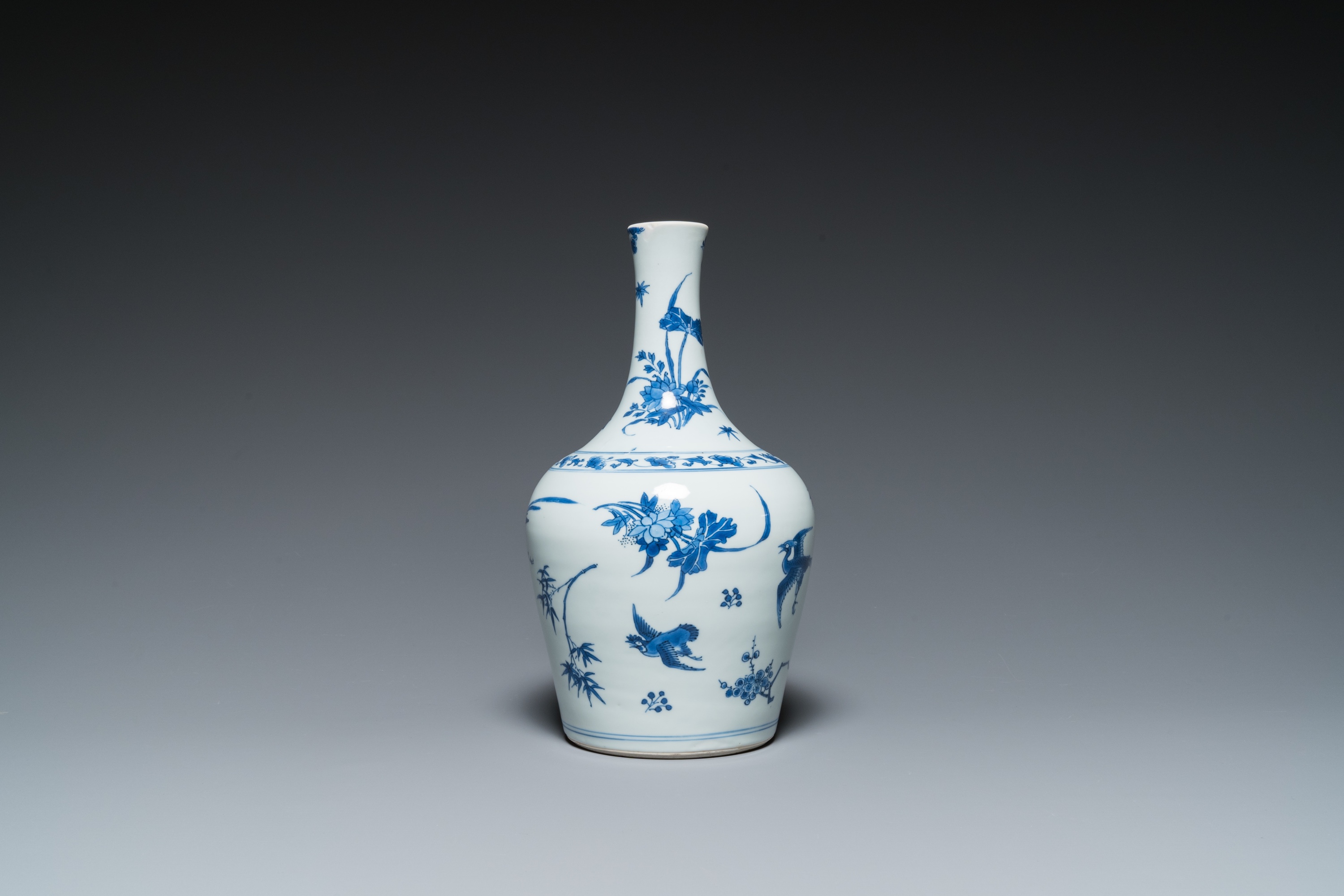 A Chinese blue and white bottle vase with birds among blossoms, Transitional period - Image 3 of 15