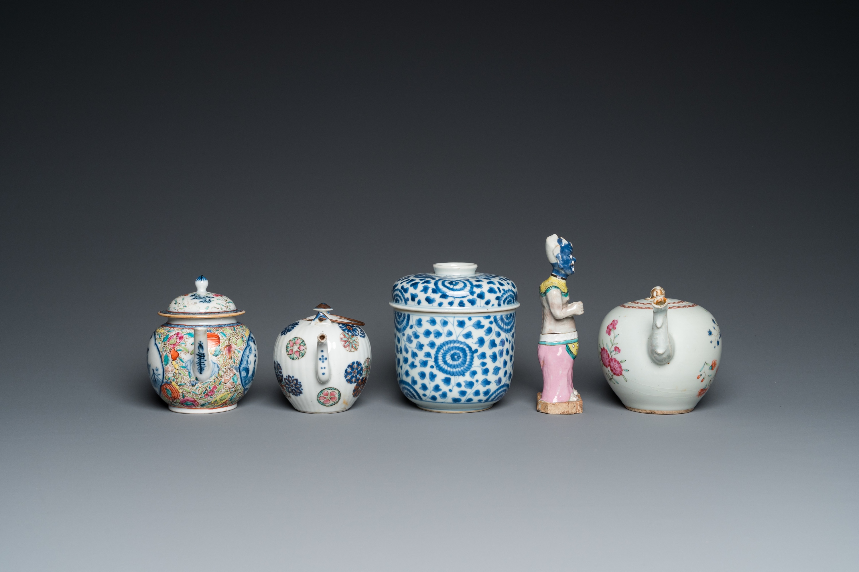 Six Chinese blue and white and famille rose porcelain wares, Kangxi and later - Image 6 of 11