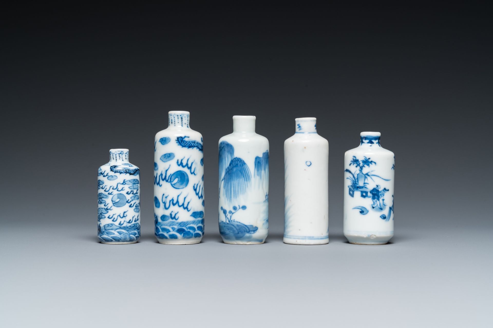 Five Chinese blue and white snuff bottles, 19th C. - Image 4 of 7