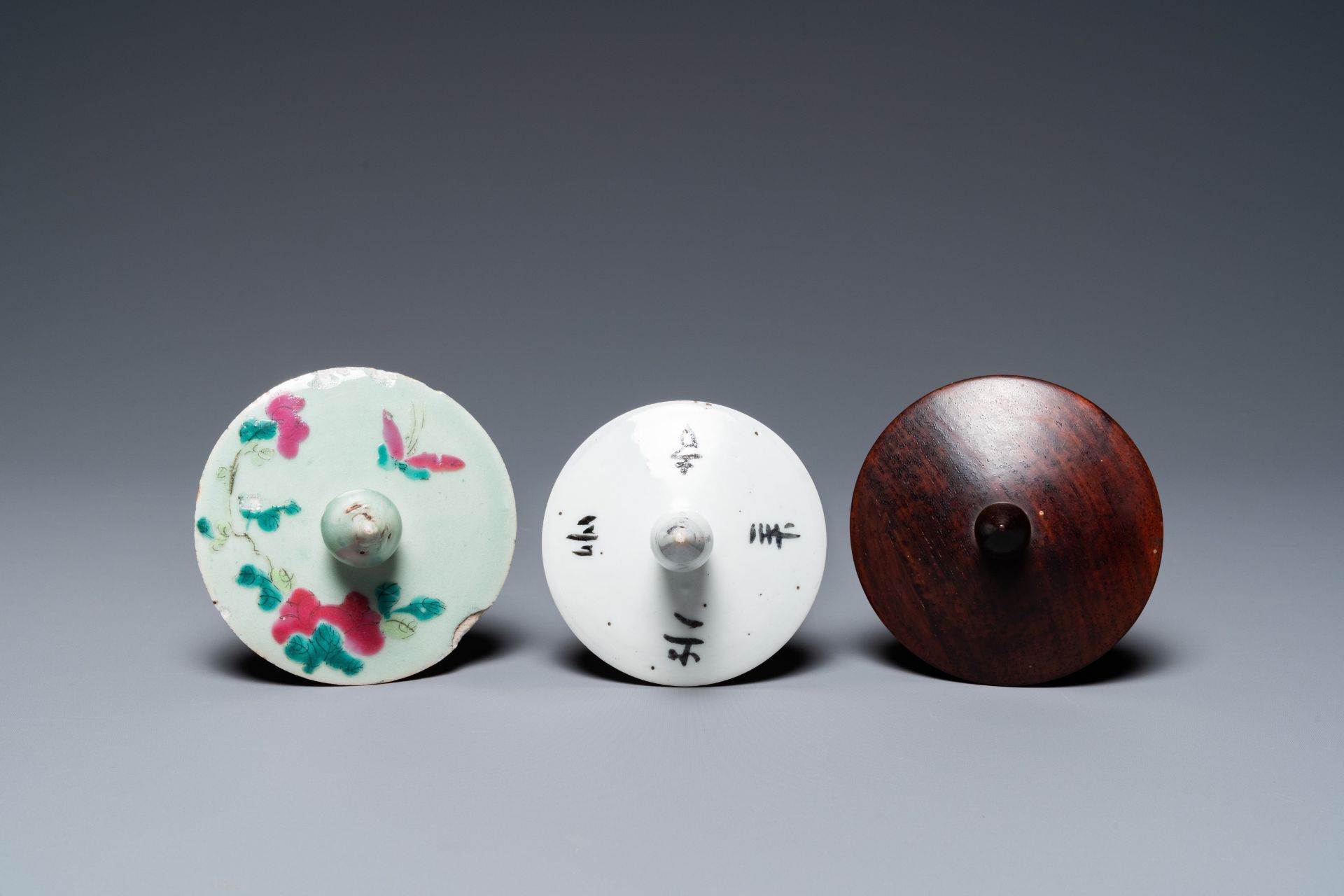 Three Chinese famille rose vases, two famille verte vases and a dish, 19/20th C. - Bild 10 aus 57