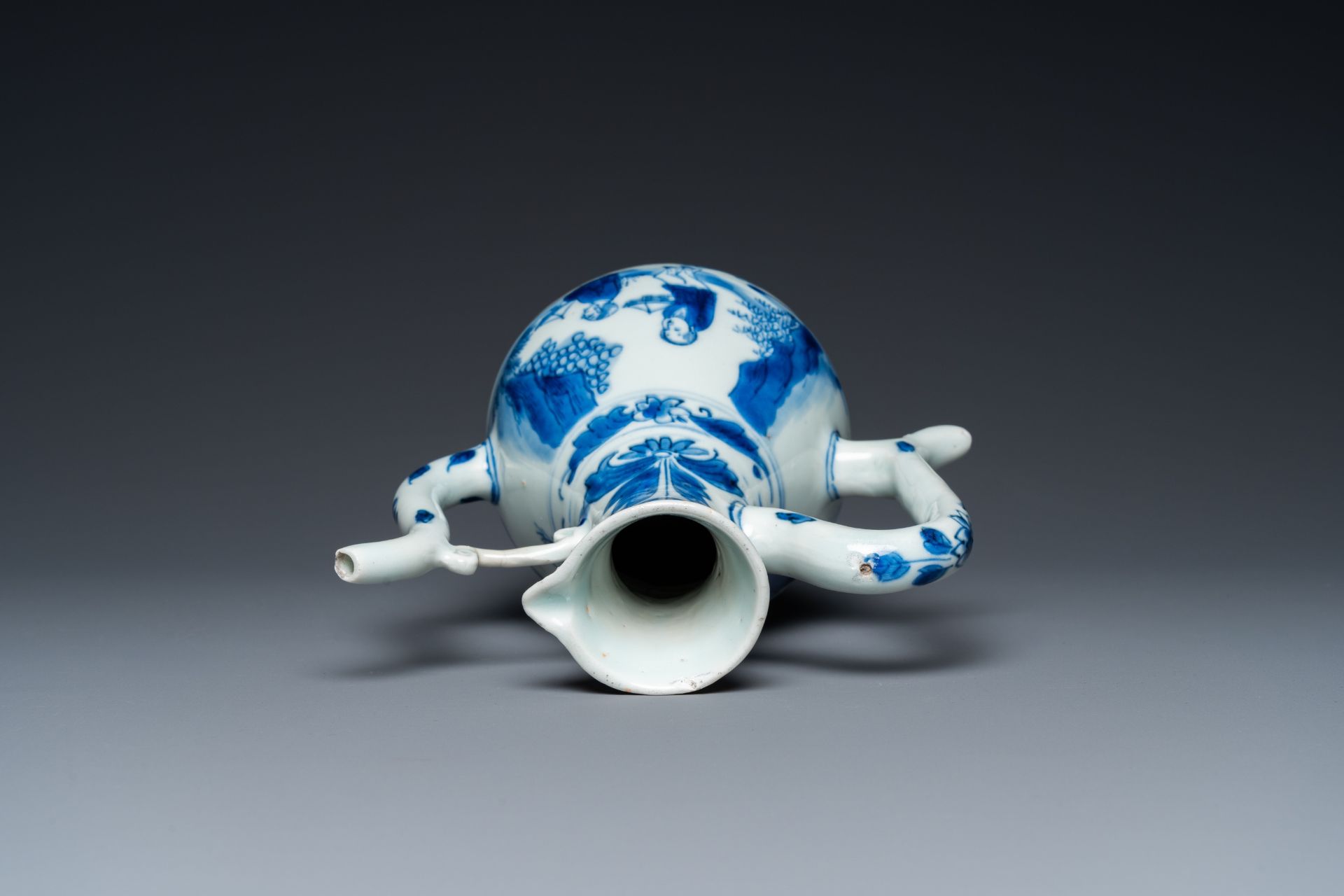 A Chinese blue and white ewer with figures in a landscape, Transitional period - Image 5 of 24