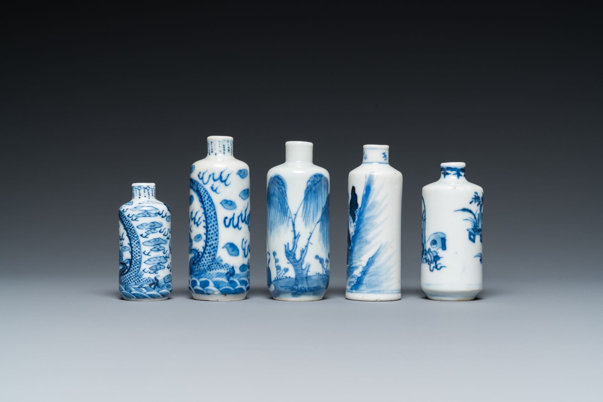 Five Chinese blue and white snuff bottles, 19th C. - Image 5 of 7