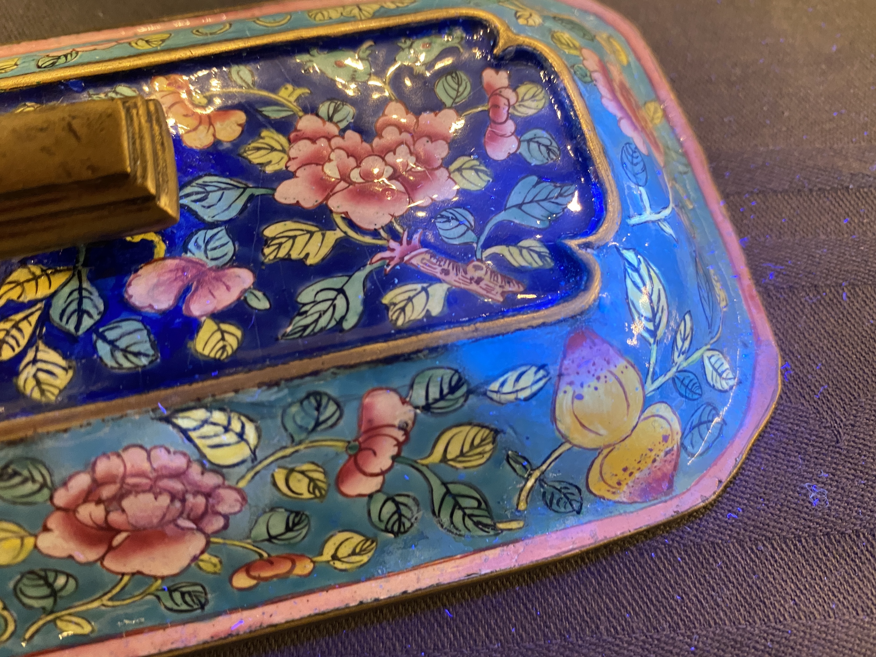 A Chinese Canton enamel covered box and interior tray for the Vietnamese market, 19th C. - Image 29 of 37