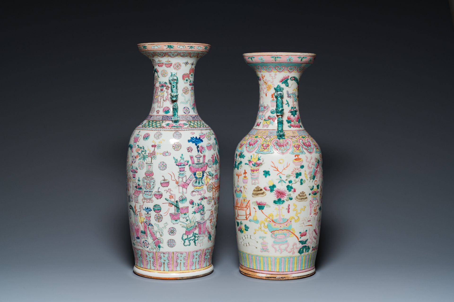 Two Chinese famille rose 'antiquities' vases, 19th C. - Bild 2 aus 6