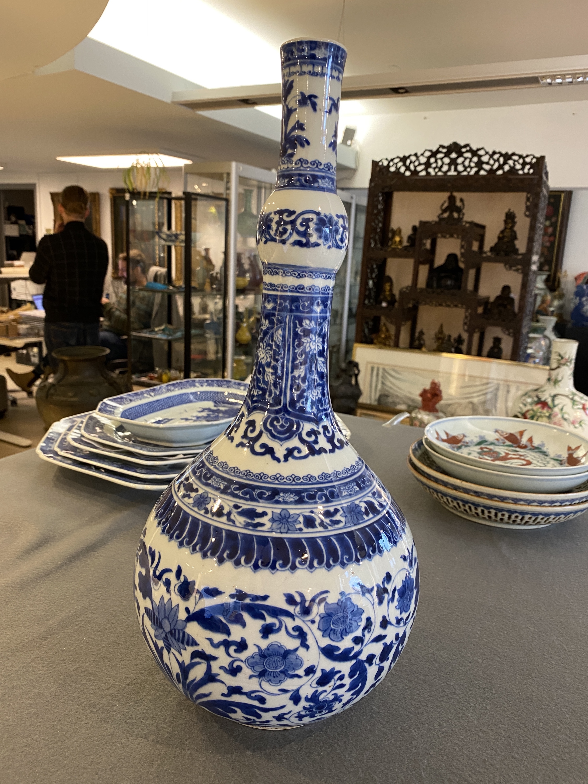 A Chinese blue and white bottle vase with floral design, Kangxi - Image 9 of 23