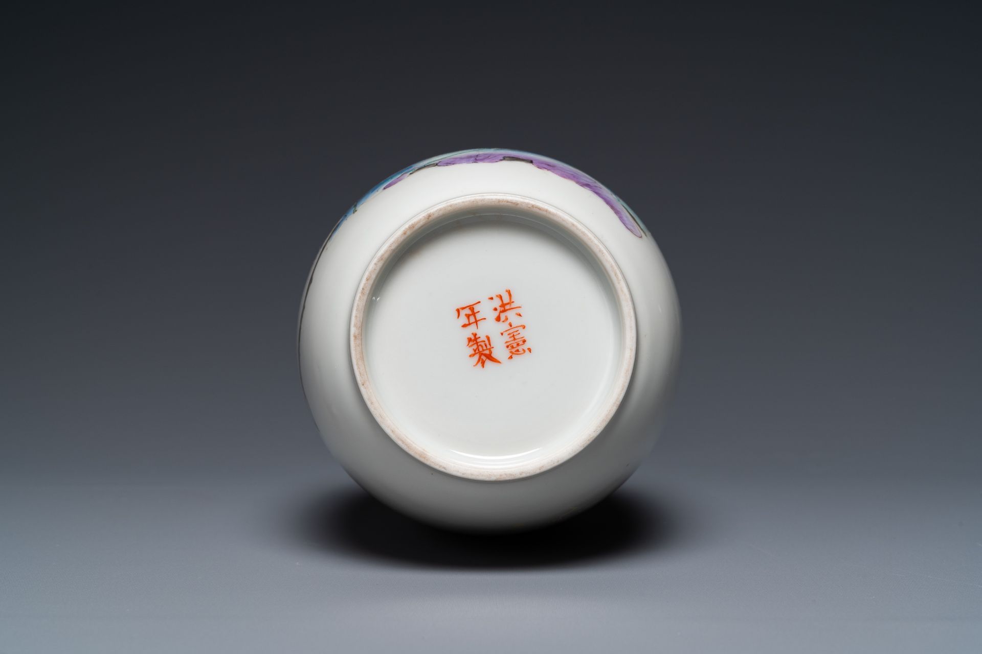 A Chinese famille rose 'Shou Lao' vase, Hongxian mark, 20th C. - Bild 7 aus 17