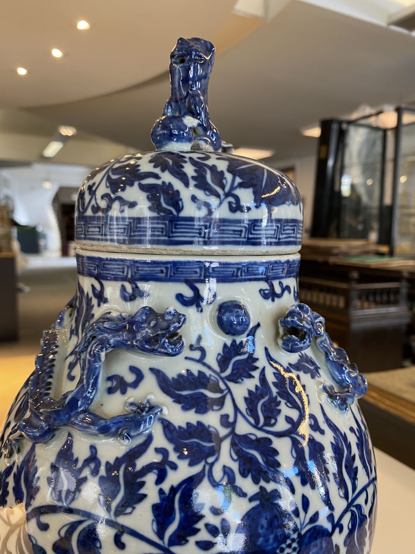 A pair of Chinese famille verte double gourd vases and a blue and white vase and cover, 19/20th C. - Image 27 of 39