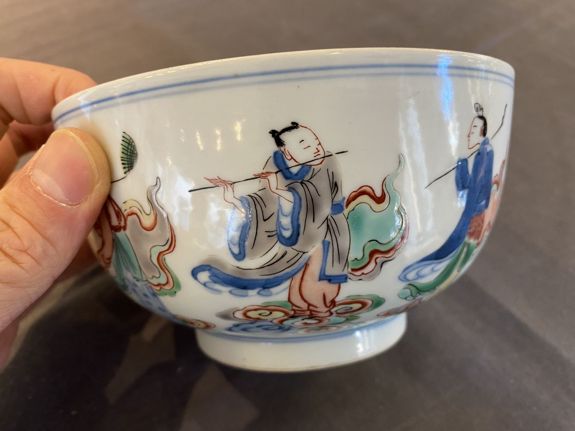 A Chinese famille verte 'immortals' bowl, Chenghua mark, 19/20th C. - Image 11 of 17