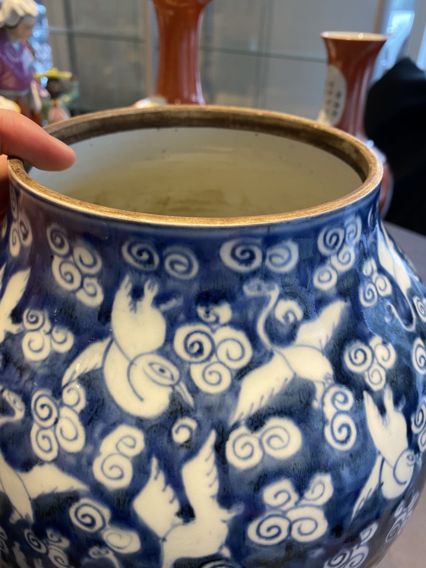 A Chinese blue and white 'cranes' jar and cover, 19/20th C. - Bild 18 aus 21