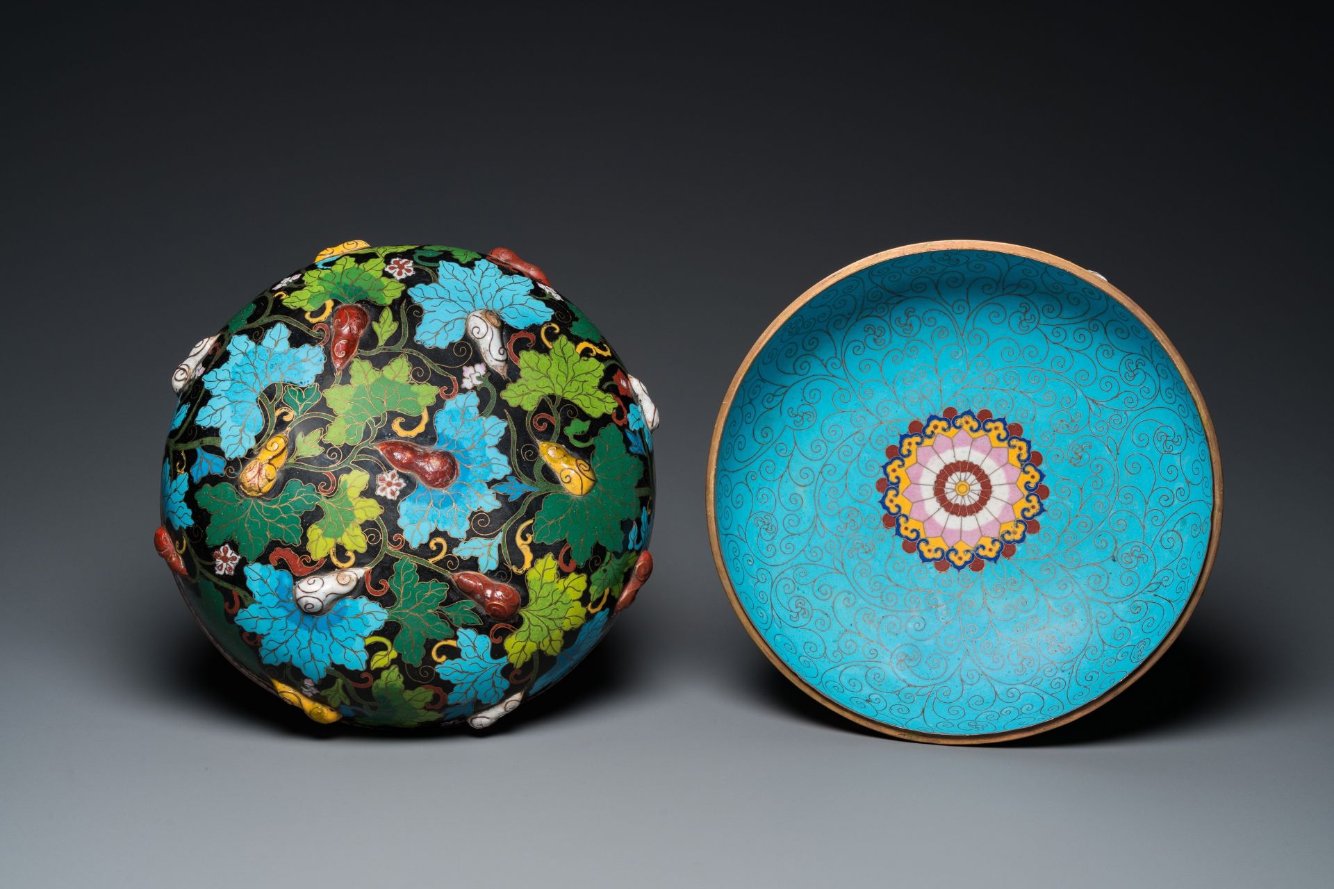 A pair of Chinese cloisonnŽ vases, a large covered box and a bowl, 19/20th C. - Image 9 of 10