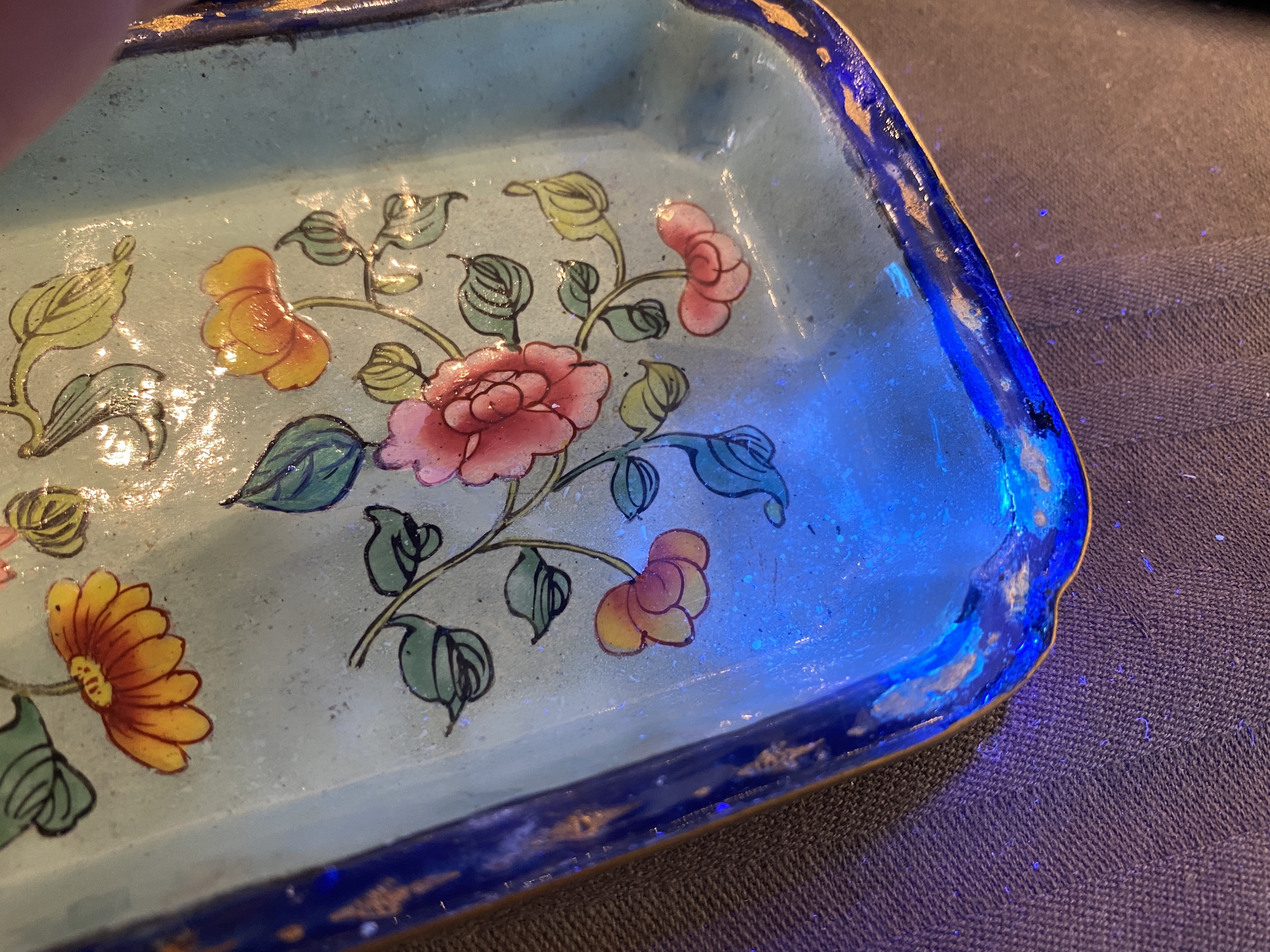 A Chinese Canton enamel covered box and interior tray for the Vietnamese market, 19th C. - Image 24 of 37