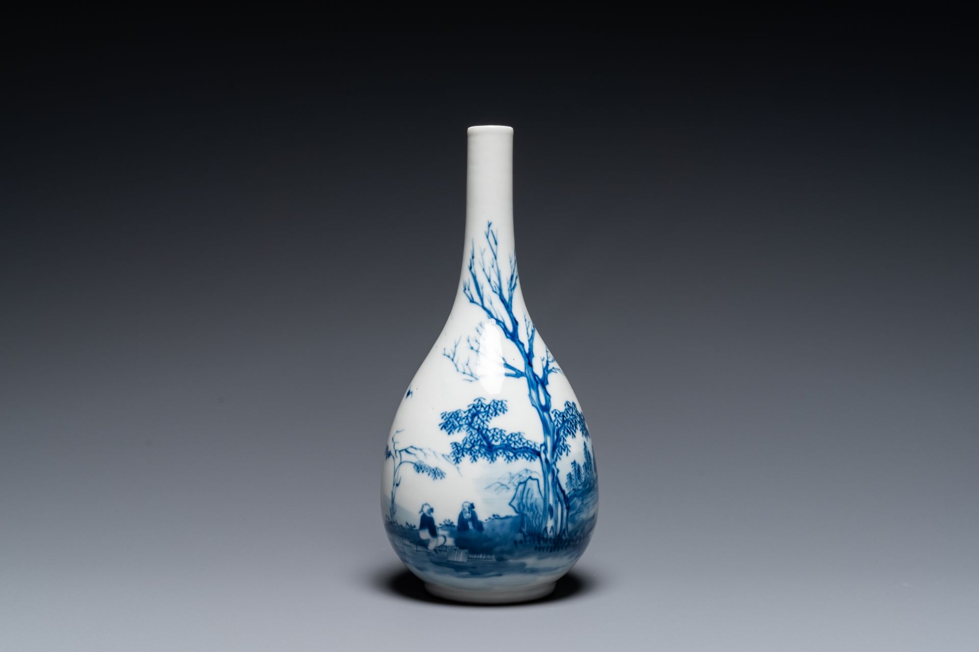 A Chinese blue and white 'Bleu de Hue' bottle vase for the Vietnamese market, Tho mark, 19th C.