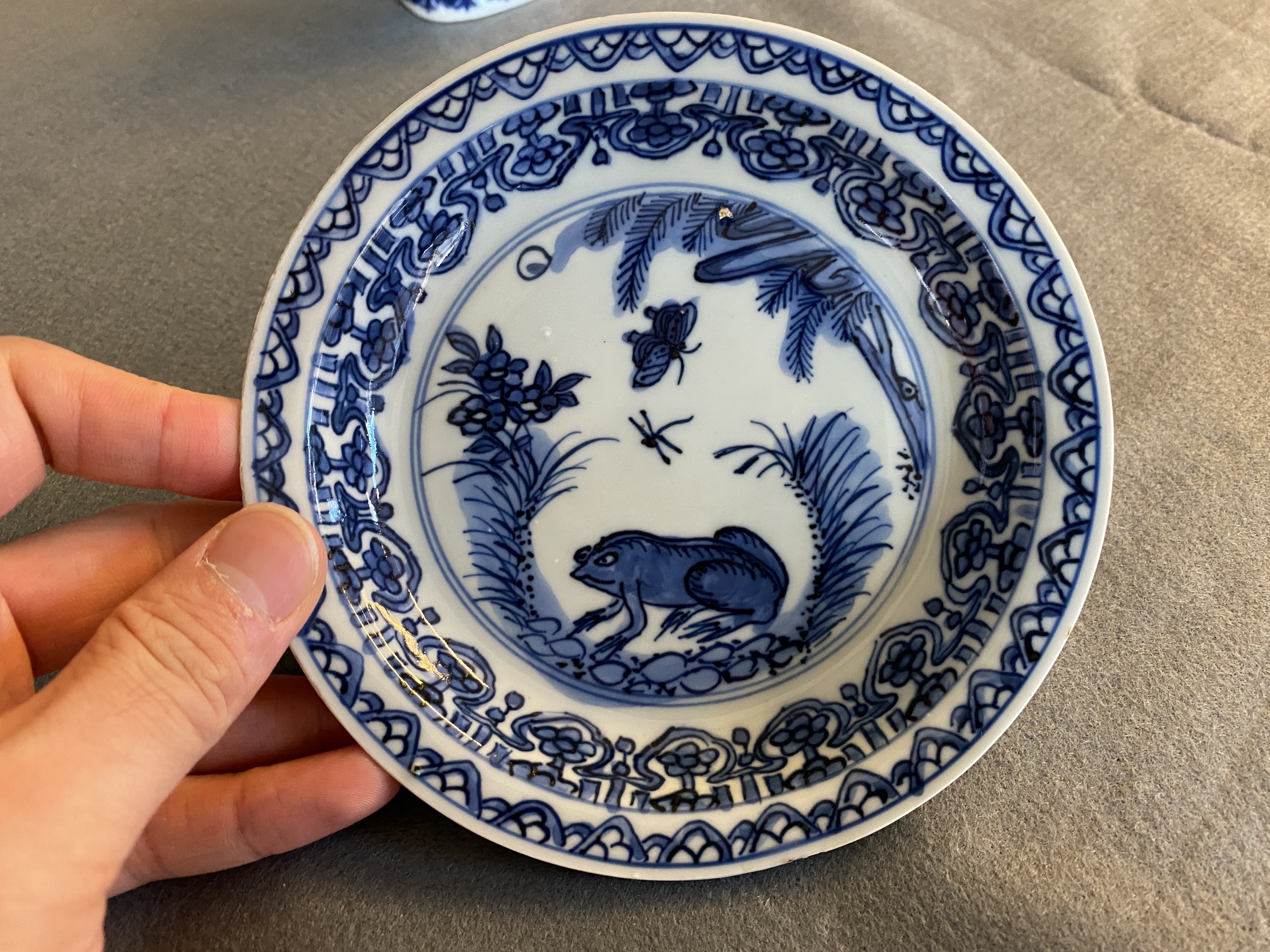 A Chinese blue and white 'frog' dish, Jiajing or Wanli - Image 4 of 13