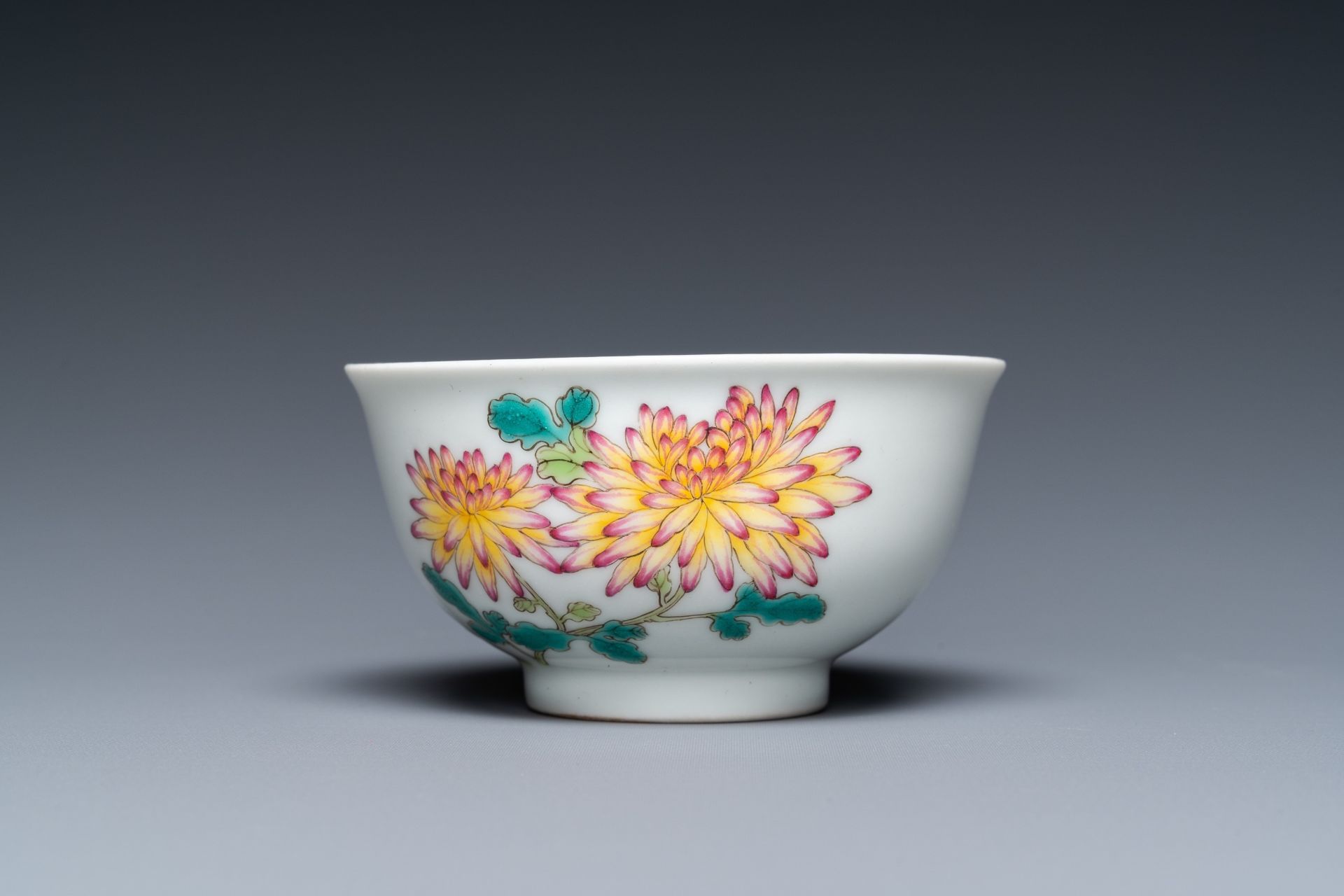 A Chinese famille rose cup with floral design, Yongzheng mark, 20th C. - Bild 5 aus 14