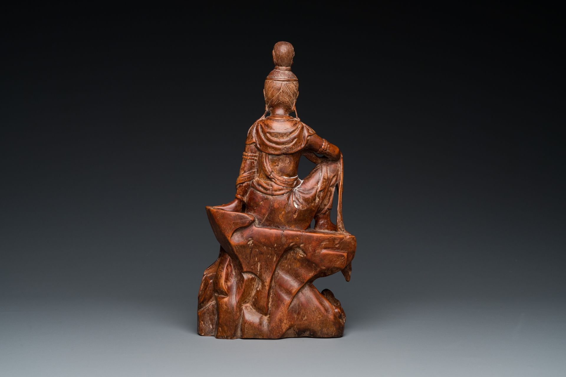 A Chinese wood sculpture of the seated Tara, 19th C. - Image 4 of 7