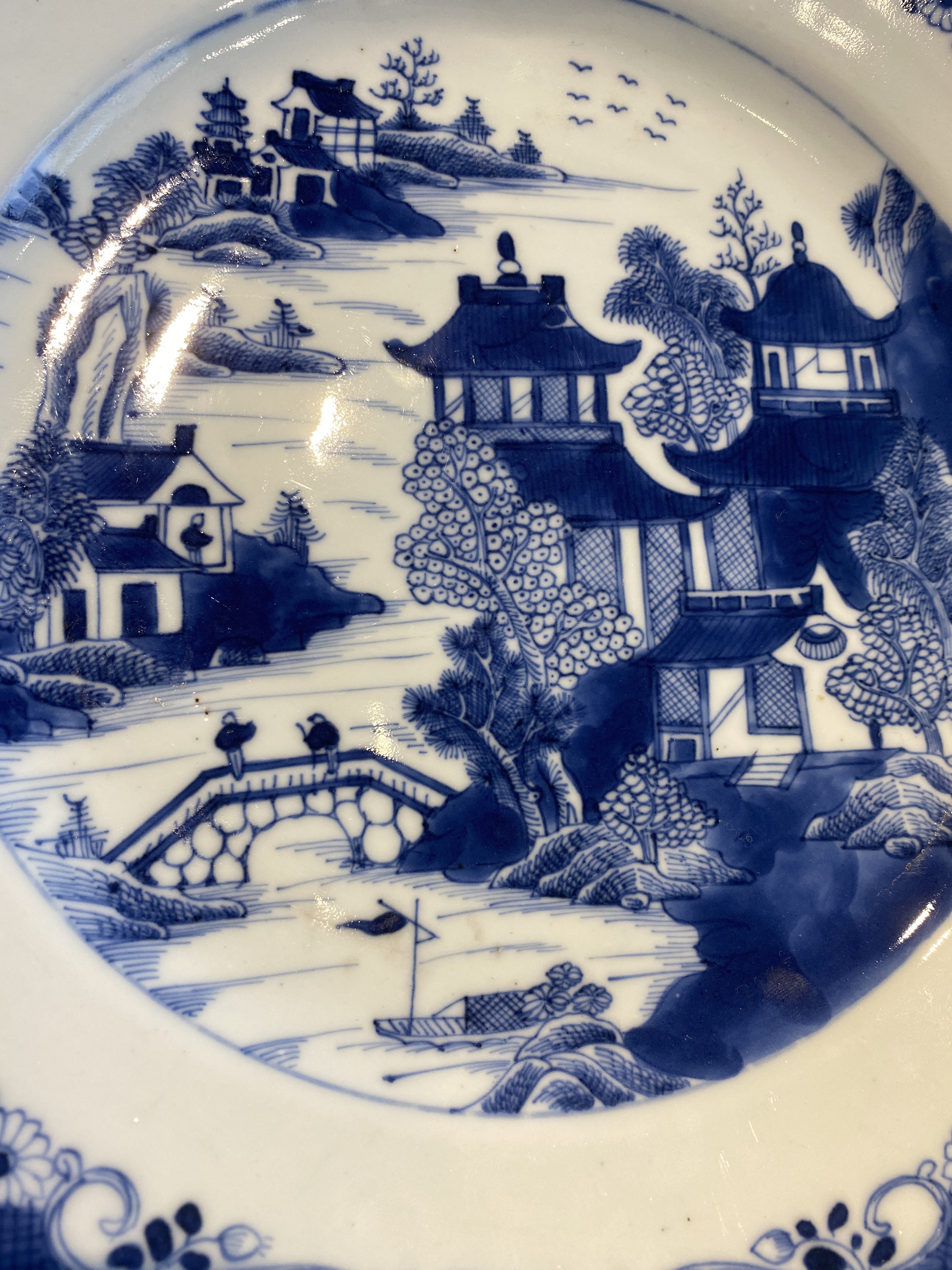 Six various Chinese blue and white, celadon and famille rose porcelain wares, 19/20th C. - Image 12 of 53