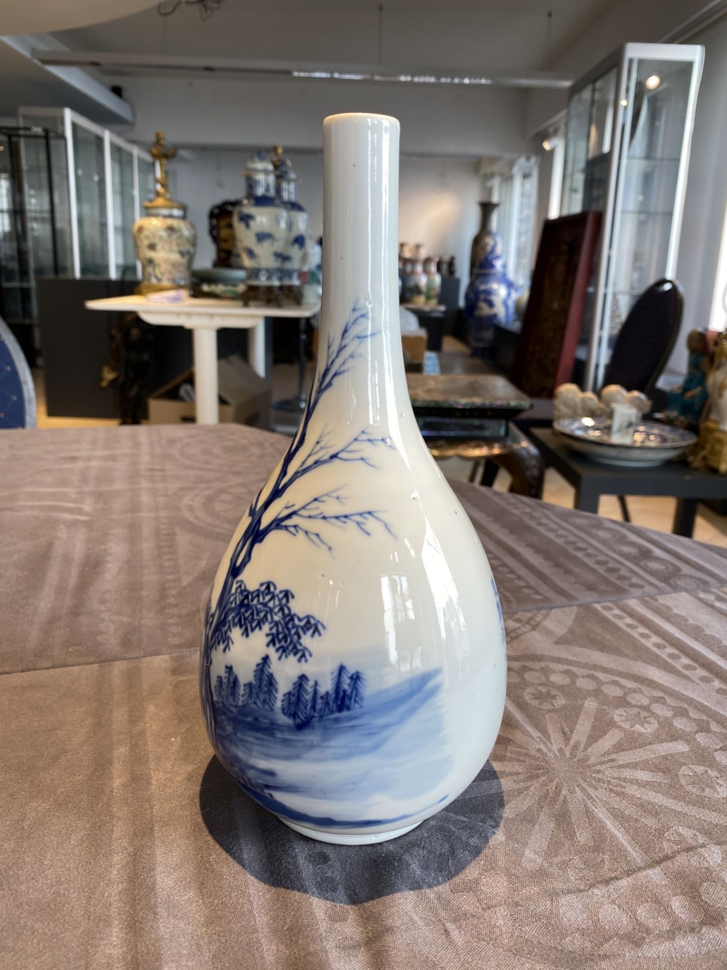 A Chinese blue and white 'Bleu de Hue' bottle vase for the Vietnamese market, Tho mark, 19th C. - Image 8 of 15