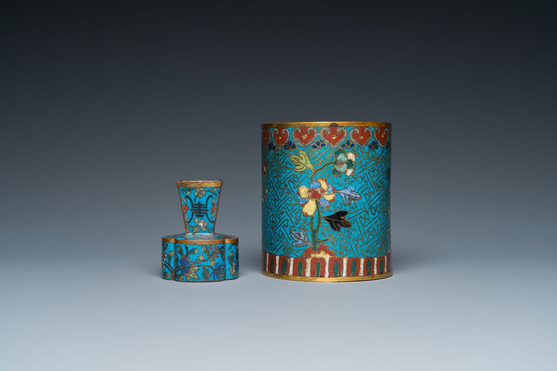 A Chinese cloisonnŽ brush pot, a small vase and a patinated copper dish, 19/20th C. - Bild 4 aus 9