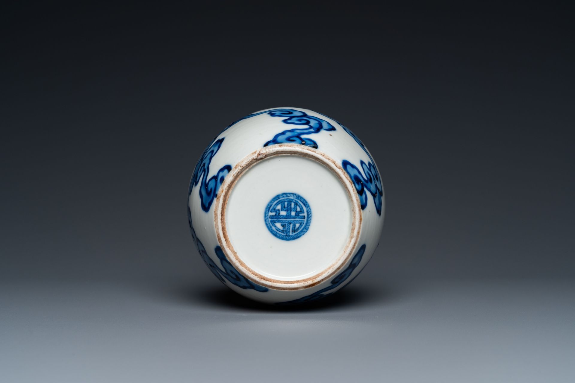 A Chinese blue and white 'Bleu de Hue' vase for the Vietnamese market, Tho mark, 18/19th C. - Image 5 of 18